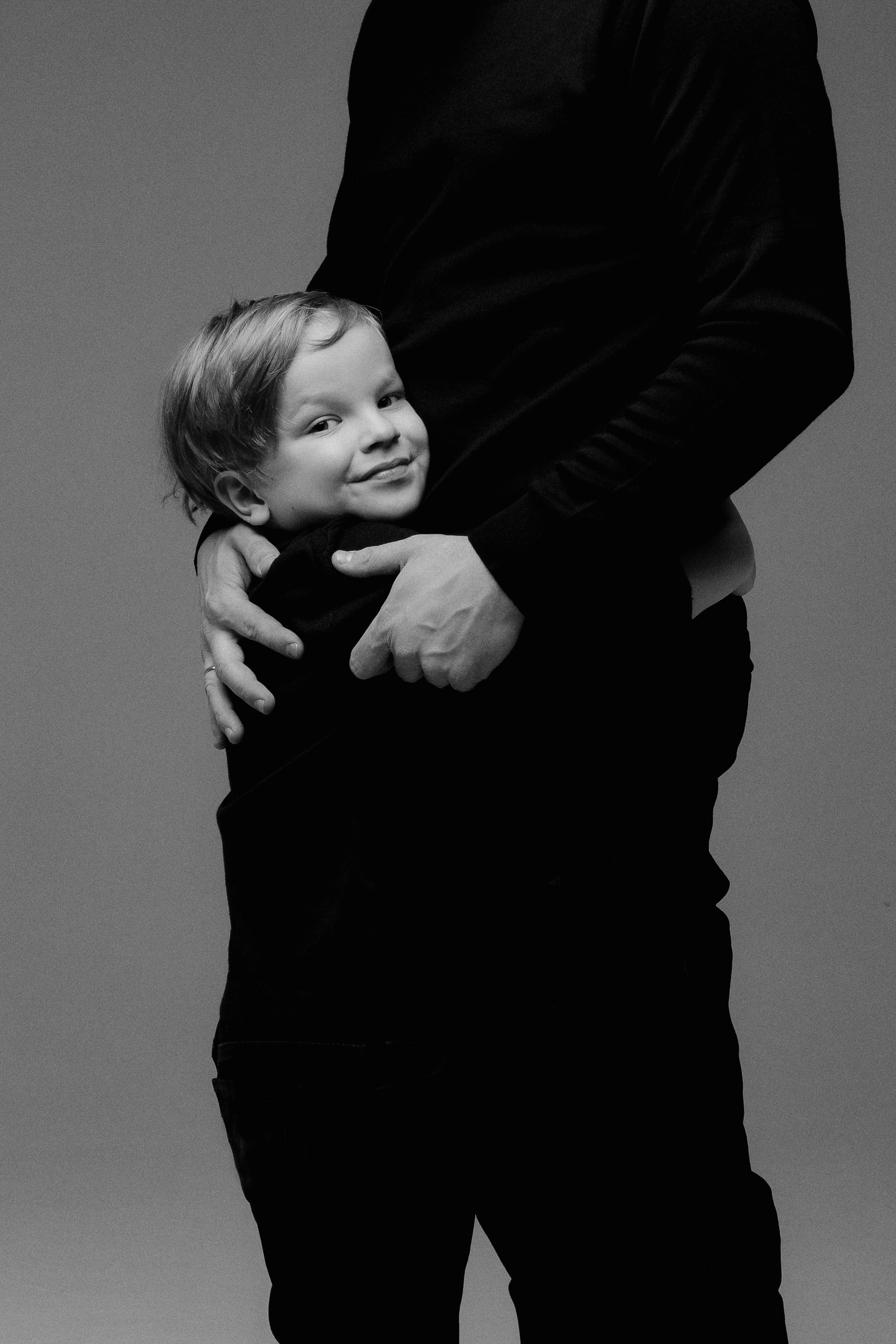 Катя, Рома и Ваня. Семейная фотосессия на циклораме чб. Фотограф в Москве Ольга Сатони