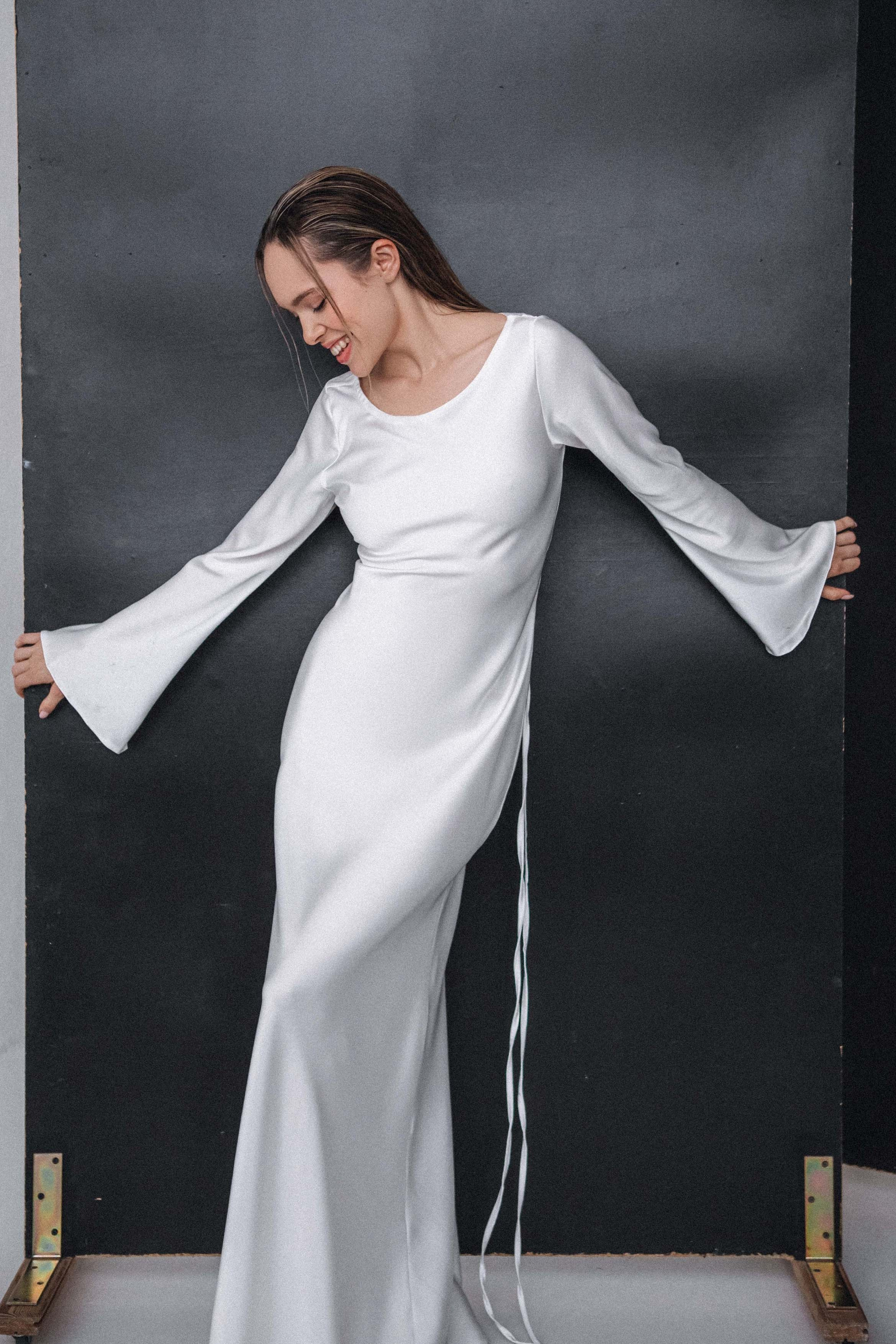 Арина. Фотосессия чб с лилиями в белой студии. Фотограф в Москве Ольга Сатони