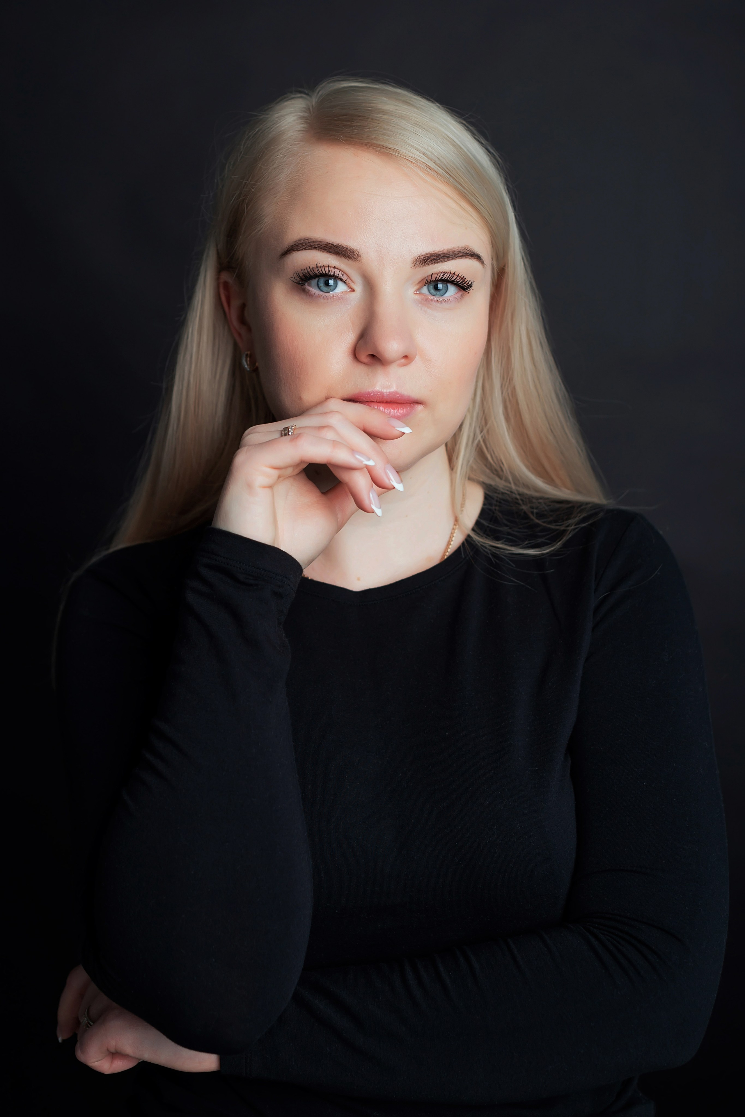 Минималистичная портретная съемка в фотостудии Санкт-Петербурга. Портретный фотограф в Санкт-Петербурге