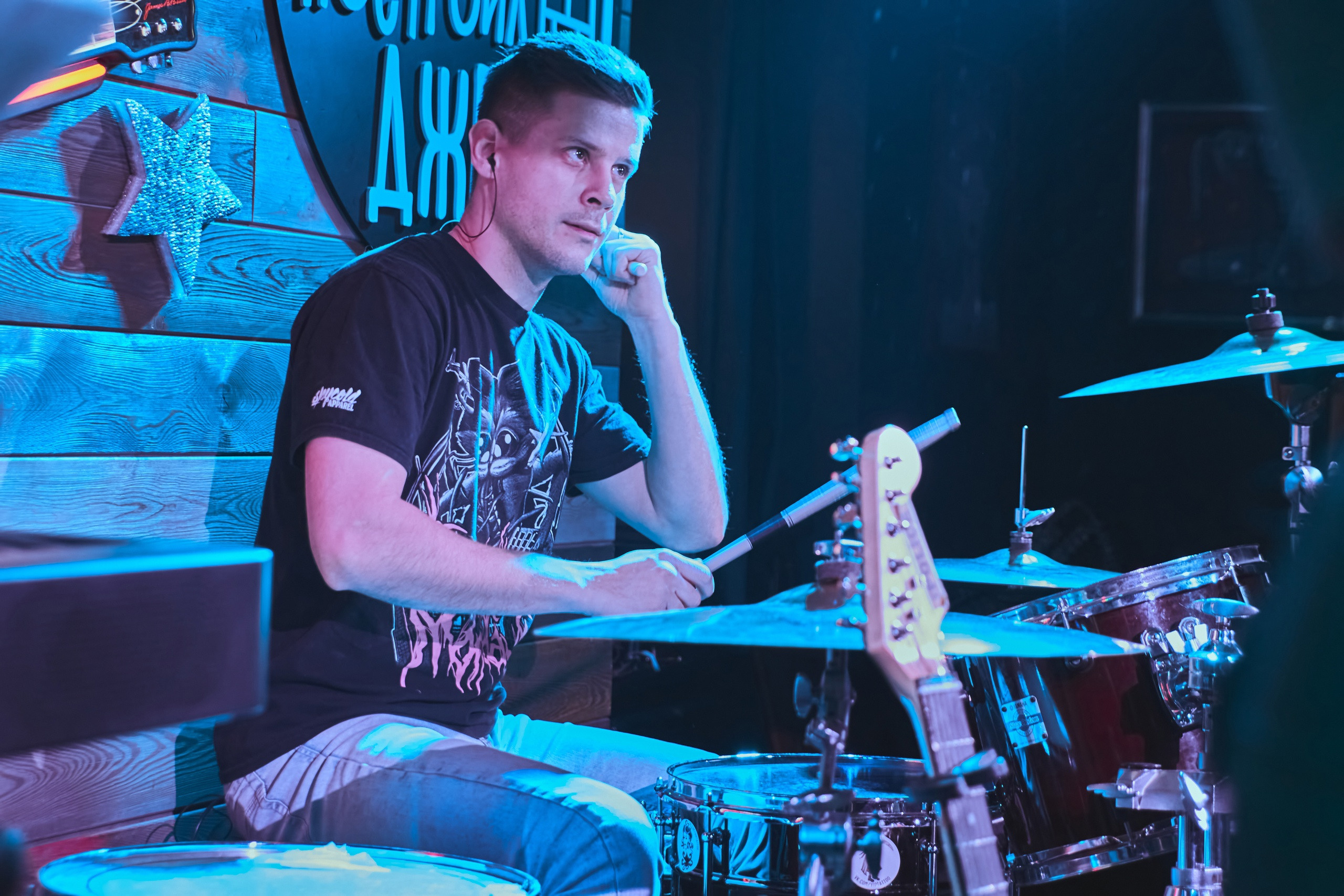 18 февраля в GOSTY — Караоке & Рок Бар Pink Eye Paranoia. Ёлкин Александр Фотограф