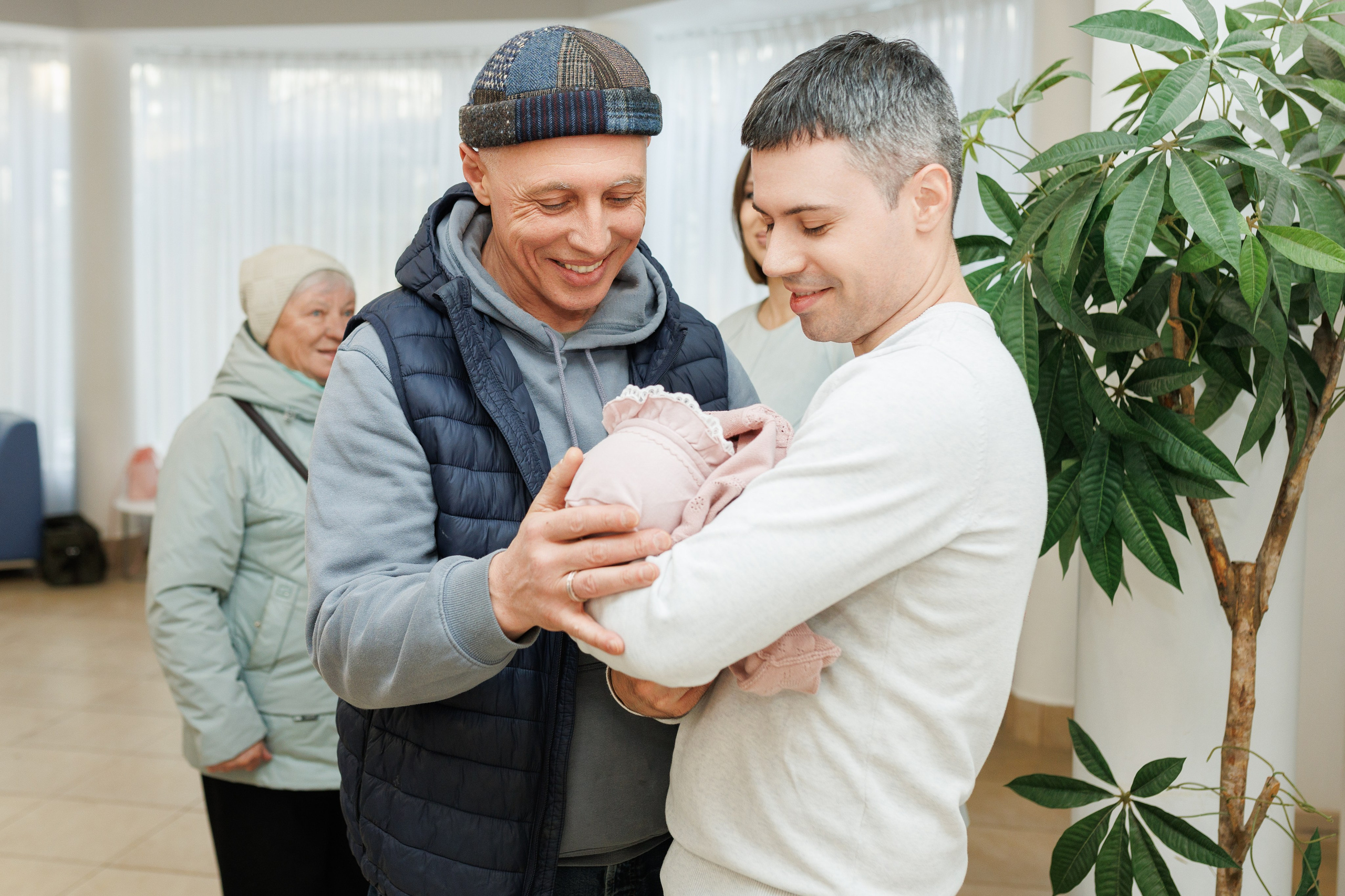 Съемка выписки из роддома Зеленоград Кончаловского. Фотограф на выписку. Фотосъемка выписки из роддома в Москве, заказать фотографа на выписку ньюборн съемка в роддоме newborn фотограф в Юдино