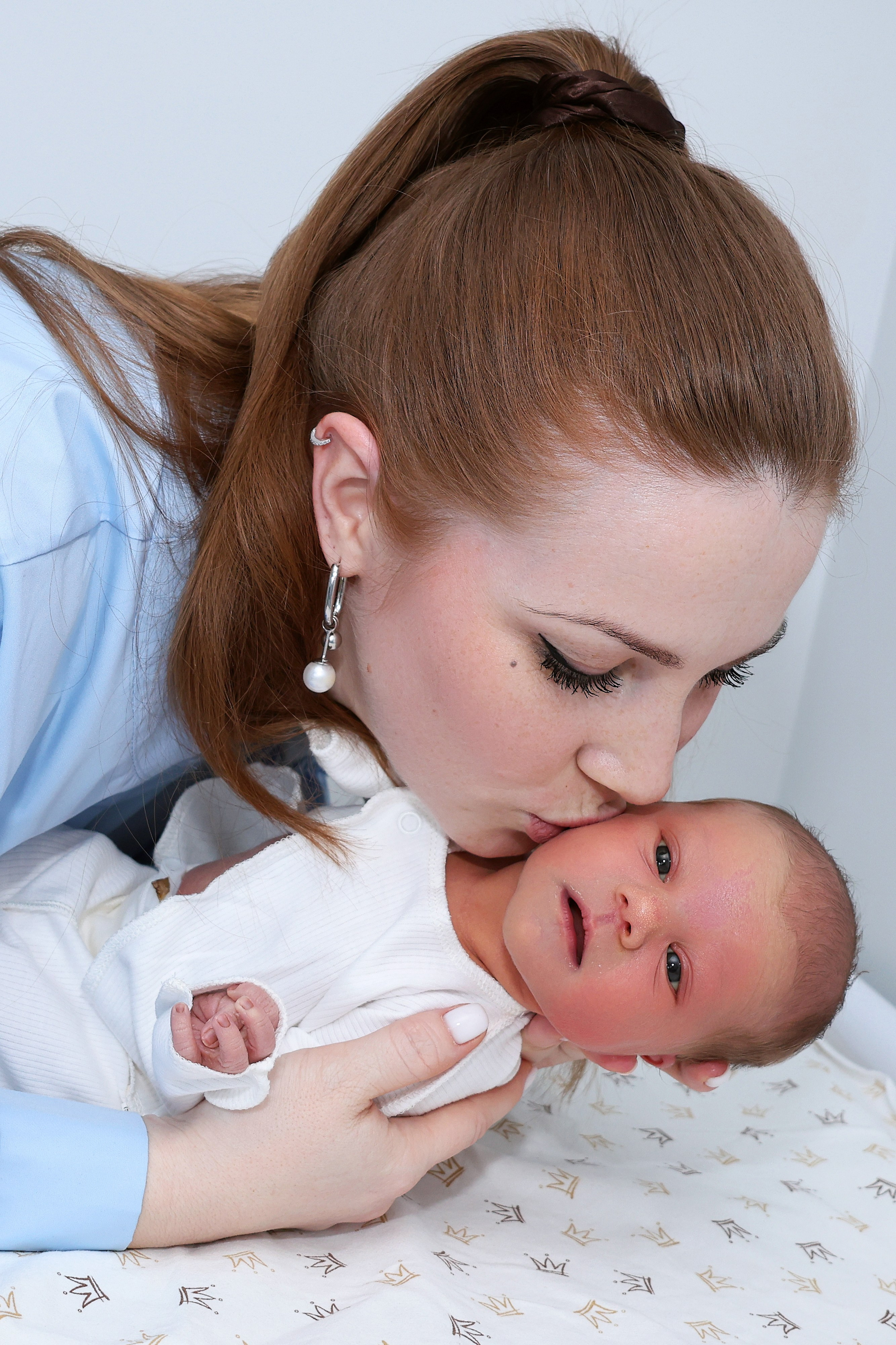 Съемка выписки из роддома Иноземцева на Фортунатовской. Фотосъемка выписки из роддома в Москве, заказать фотографа на выписку ньюборн съемка в роддоме newborn фотограф в Юдино