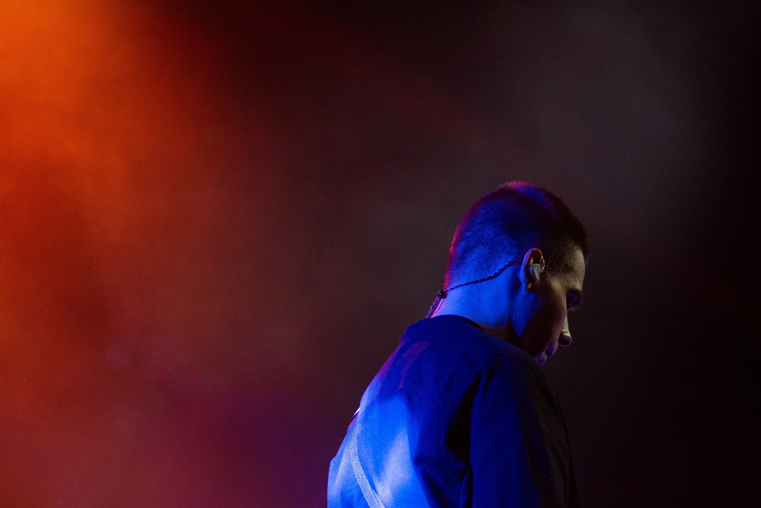 Силуэт басиста группы «Лампабикт» в синем и оранжевом сценическом свете