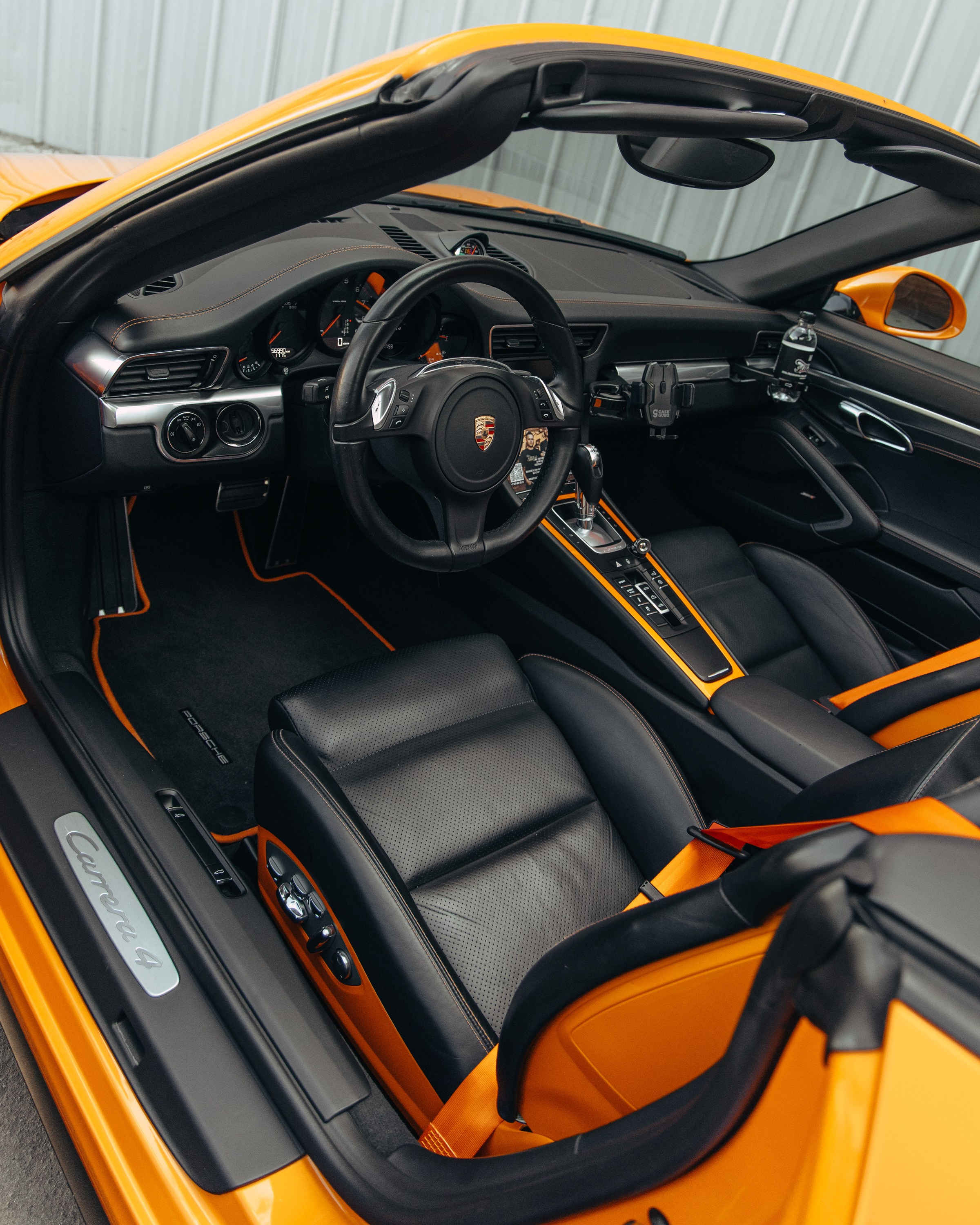 Porsche 911 оранжевый замена ремней безопасности. DeLorein