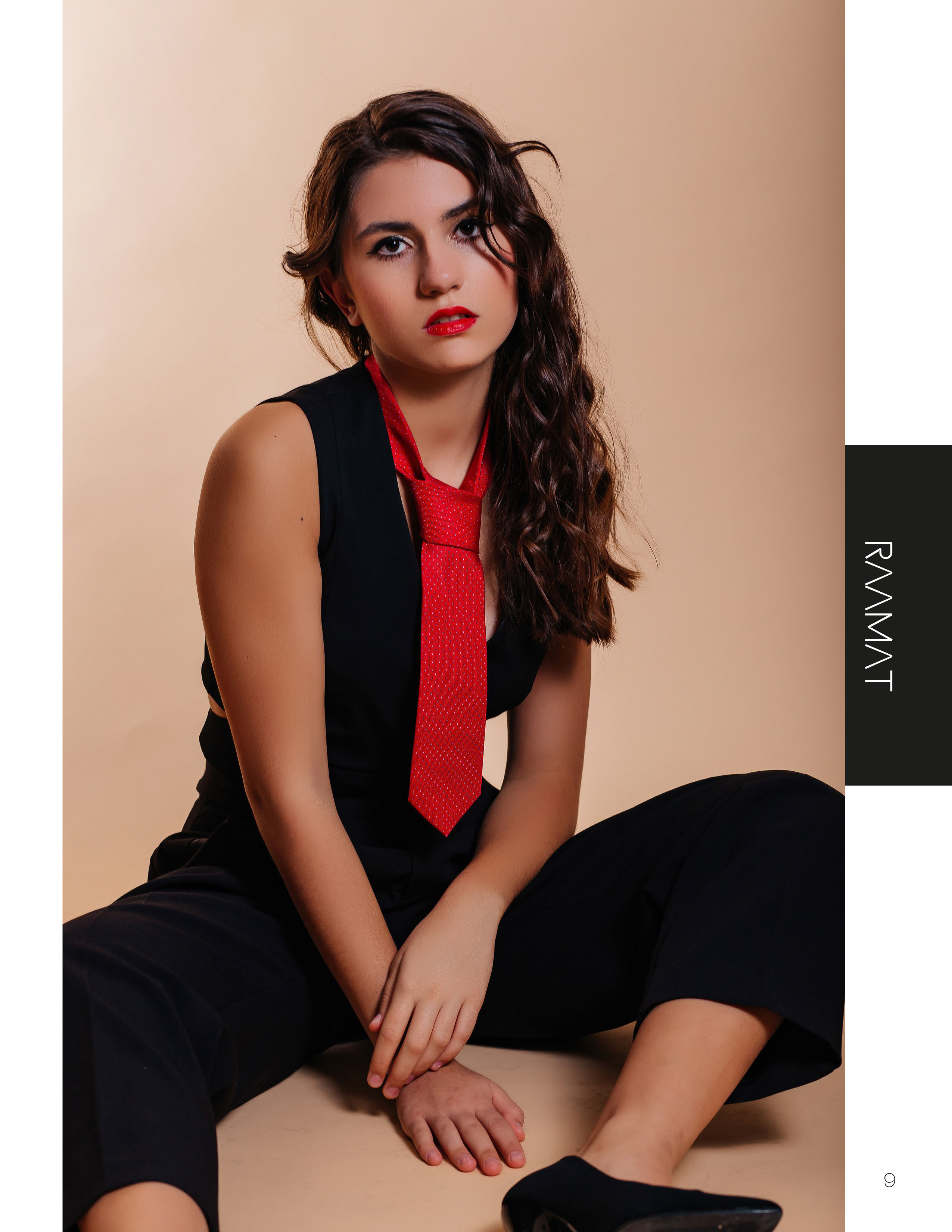 Женский портрет на простом фоне с яркими акцентами. Фотограф в Подольске — Мария Бучнева