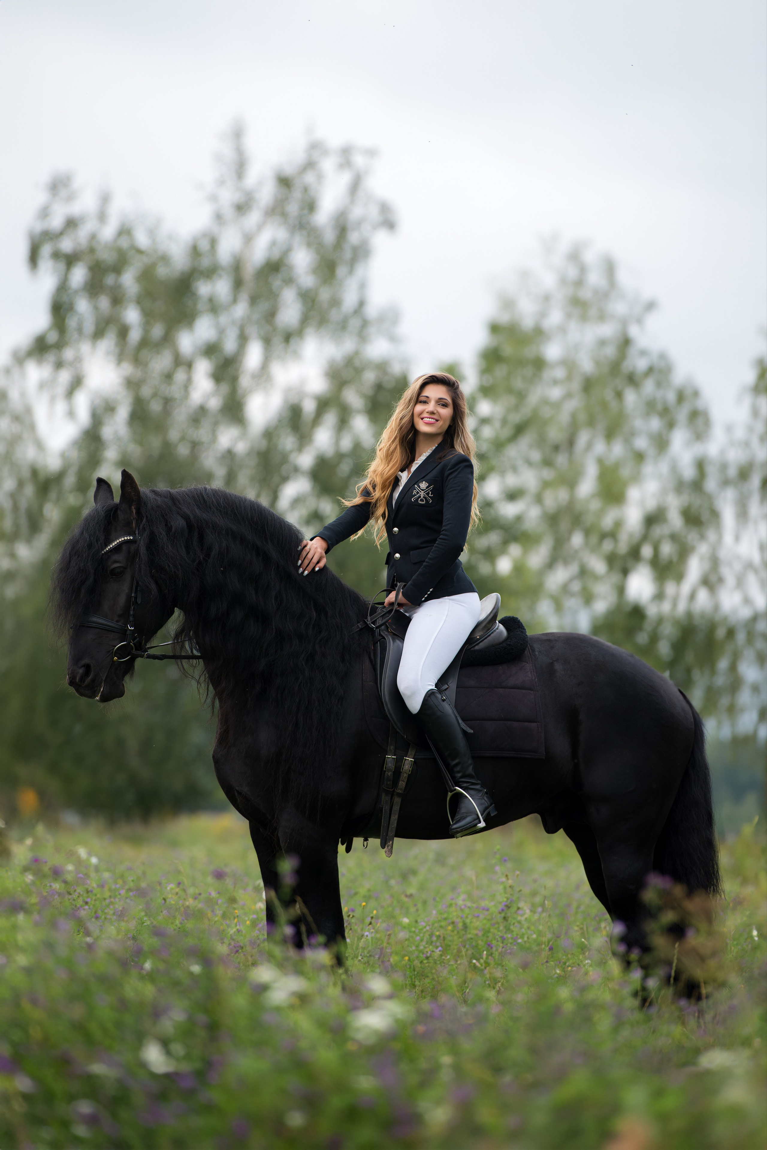 Женская фотосессия с фризской лошадью