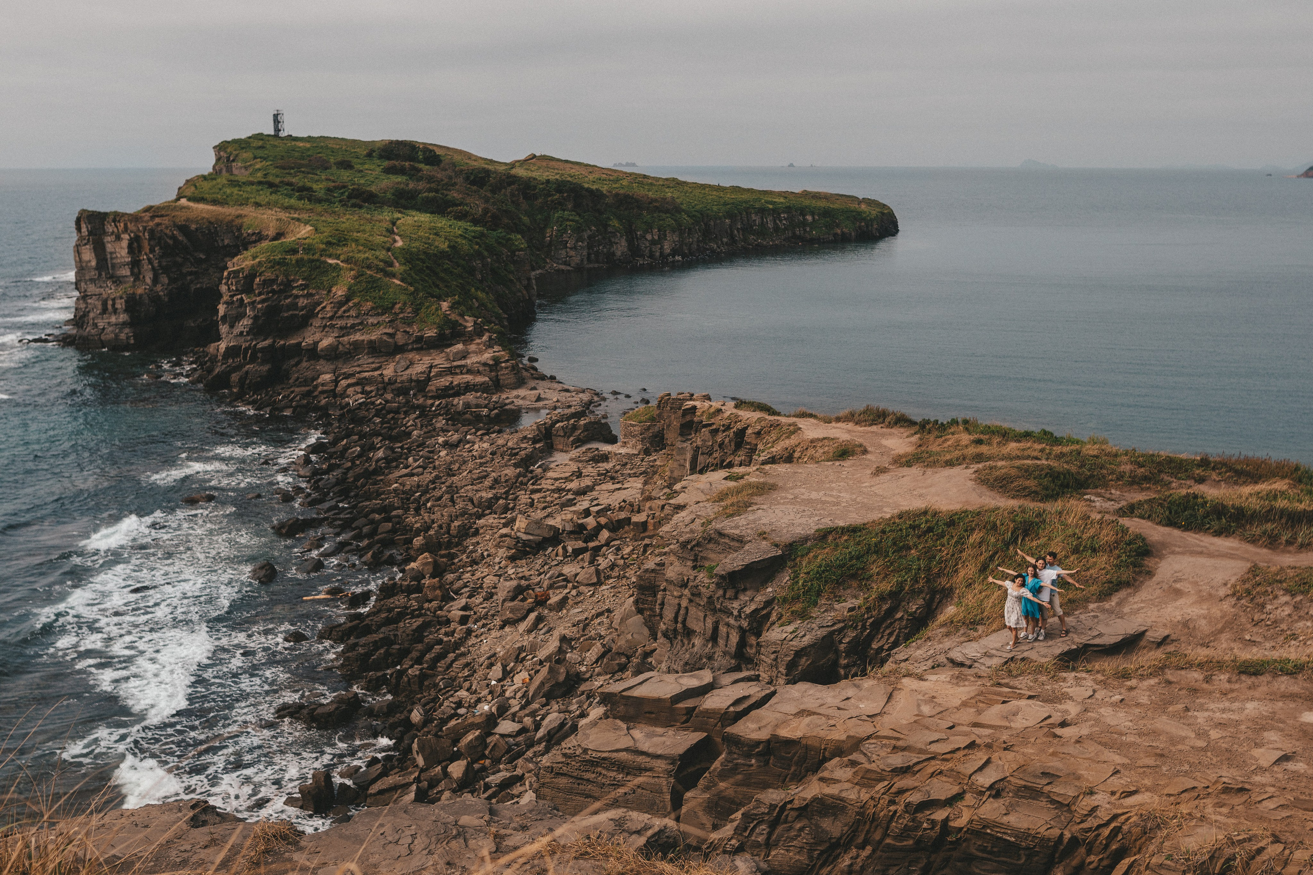 семейная фотосессия на природе, скалистый мыс и море вокруг