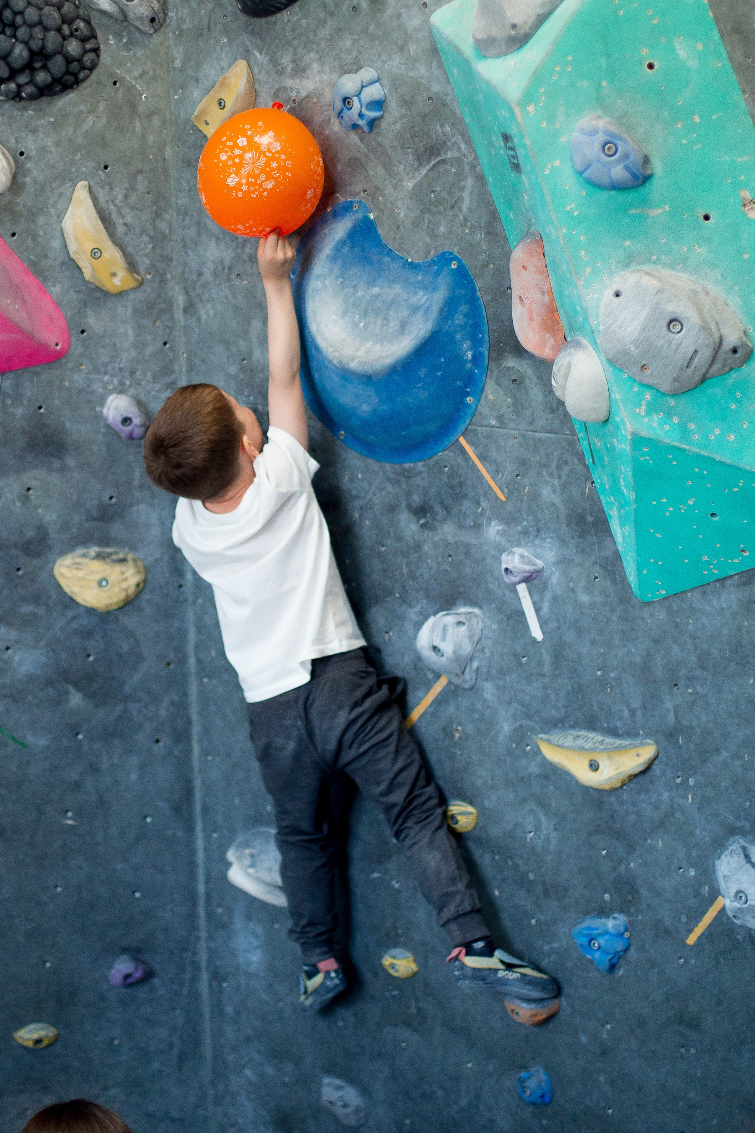 Фотосъемка детского Дня рождения на скалодроме. Репортажный фотограф Борис Геер