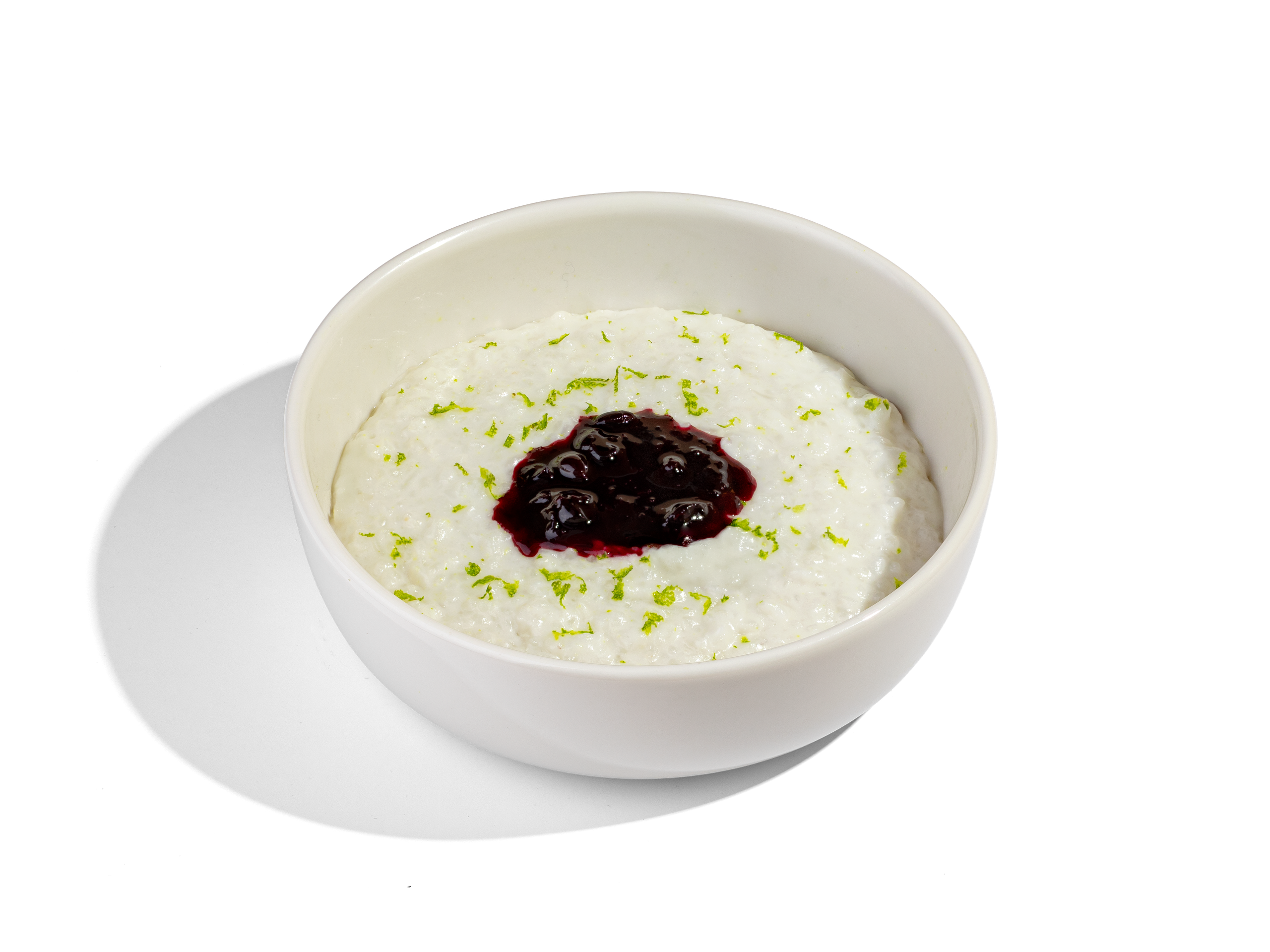 КАША РИСОВАЯ НА КОКОСОВОМ МОЛОКЕ С ЯГОДНЫМ СОУСОМ — 450₽.  Рисовая каша на кокосовом молоке с соусом из ягод черной смородины и лайма. Дополнительно в кашу можно добавить: голубику, клубнику, варенье из малины, варенье из черной смородины, мёд, сгущеное молоко, миндаль, пекан, фисташку. 