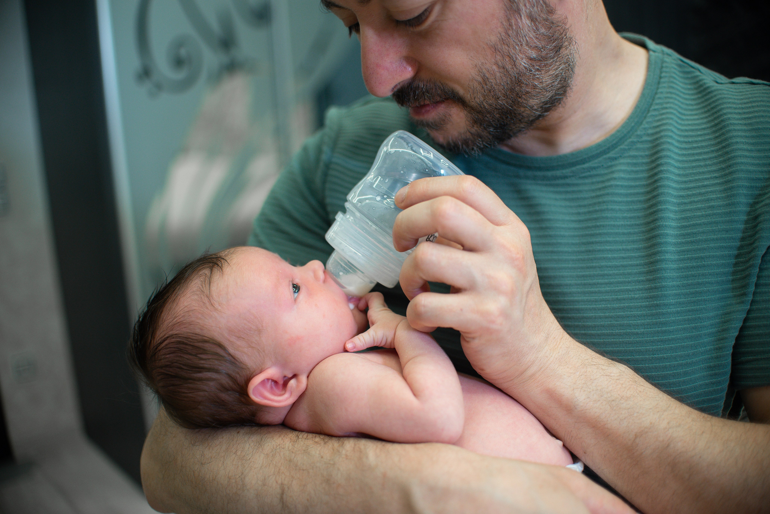 Крошка Манэ дома с родителями. Семейный фотограф на выписку из роддома и крещение Минск Настя Гришук