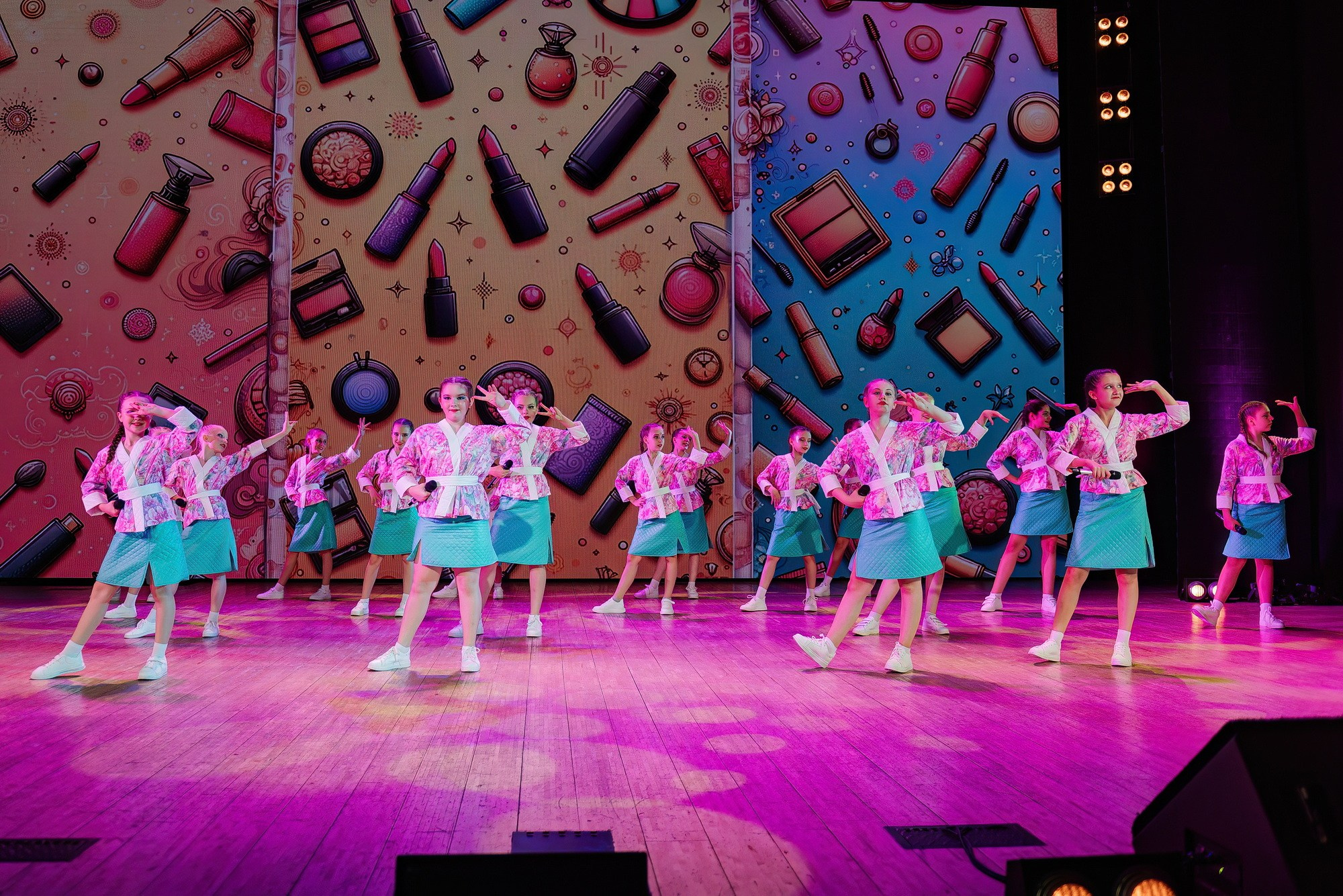 Отчетный концерт Образцового коллектива Алтая театра эстрадной песни «Созвездие». Свадебный и репортажный фотограф Никита Сницарев в Барнауле