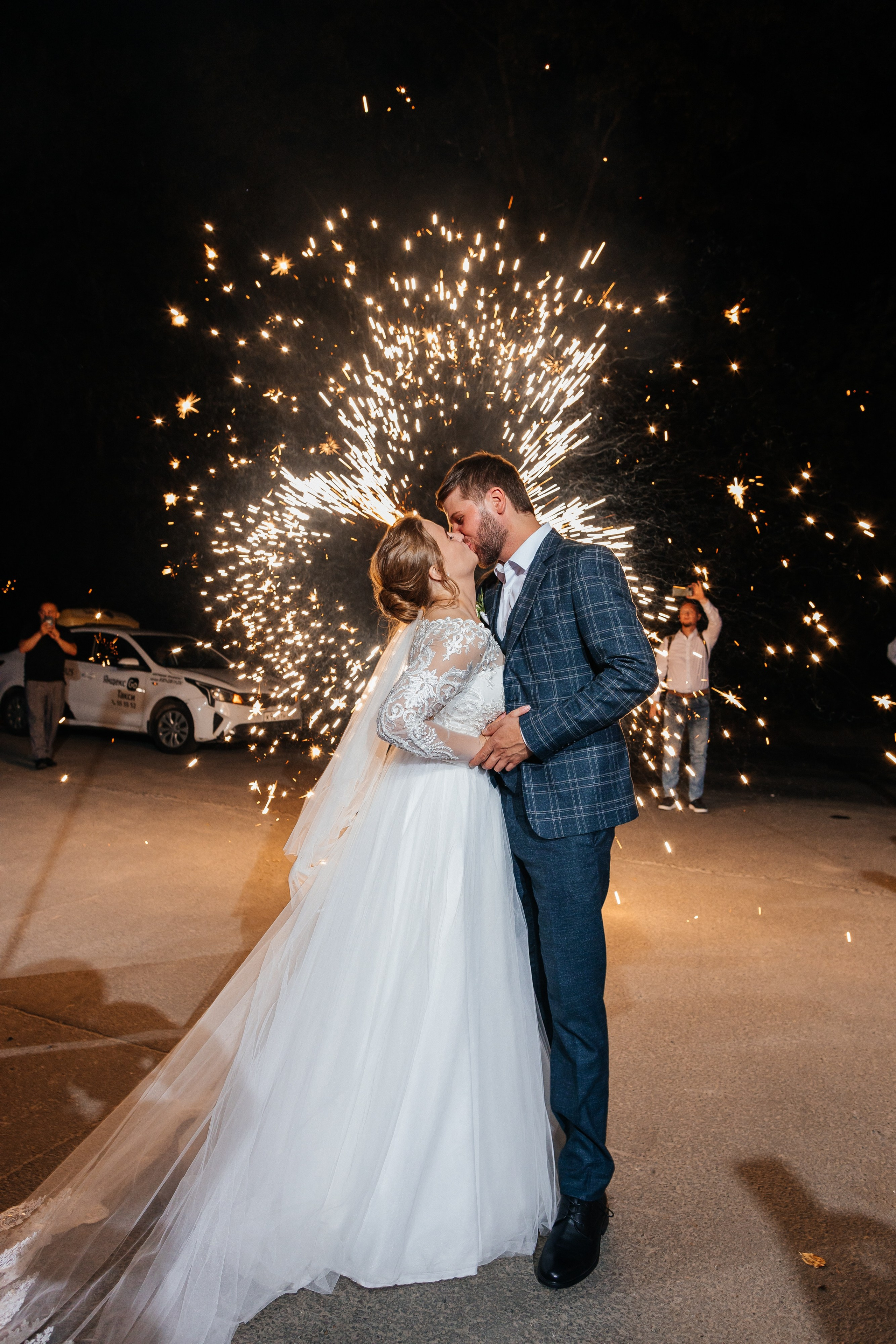 Трогательная выездная церемония в уютном ресторане. Олег Сверчков | Свадебный фотограф Вологда