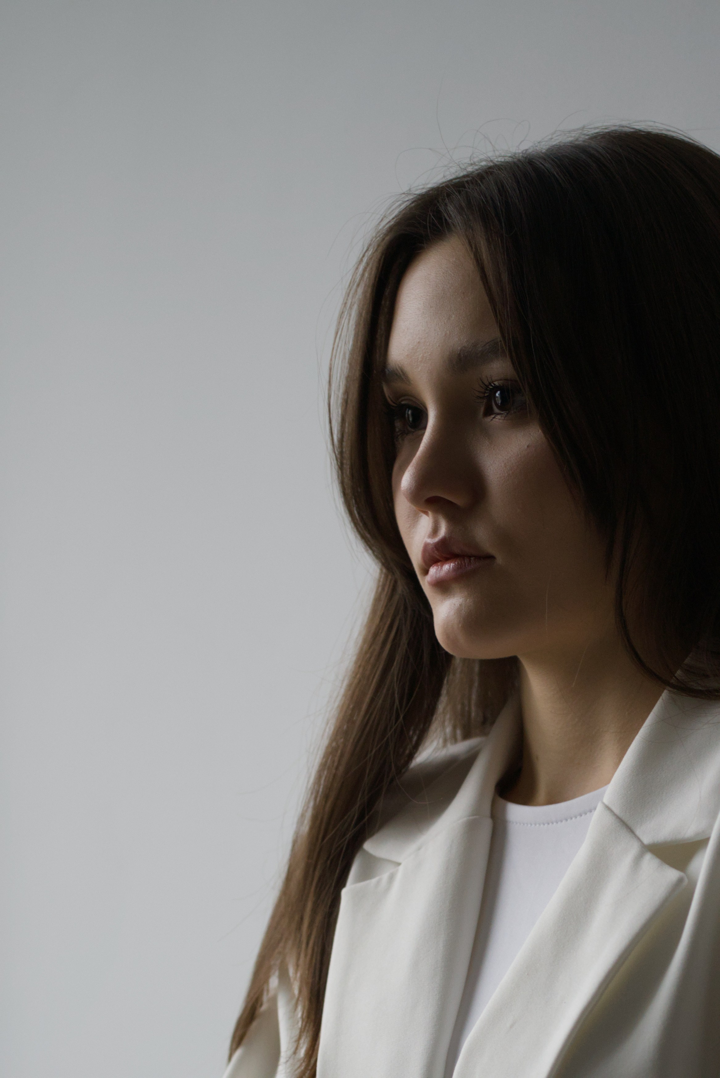 У окна в белом на белом. Мир глазами Саши Д