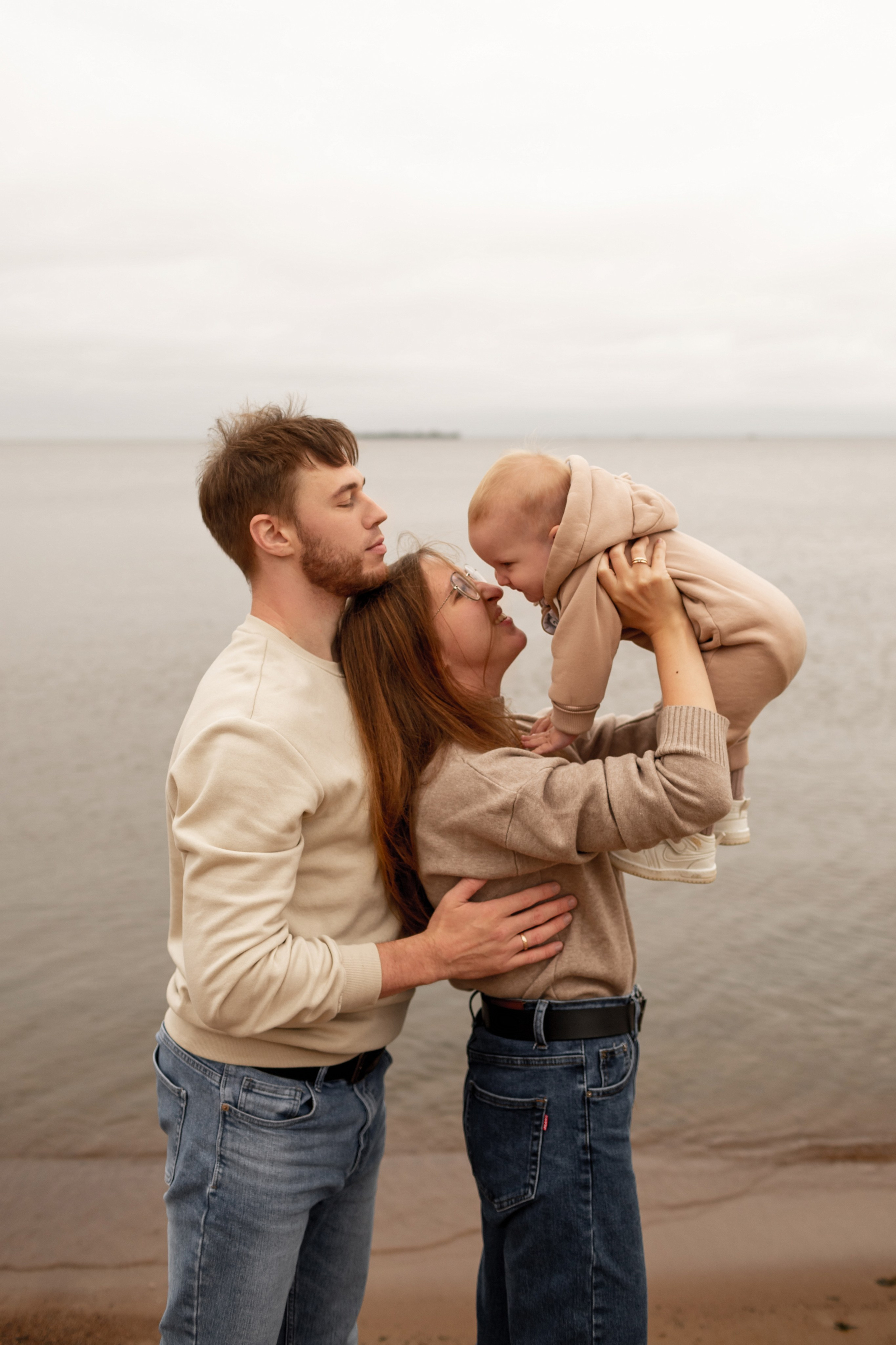 Семейная фотопрогулка на пляже. Свадебный фотограф Кирилл Белый