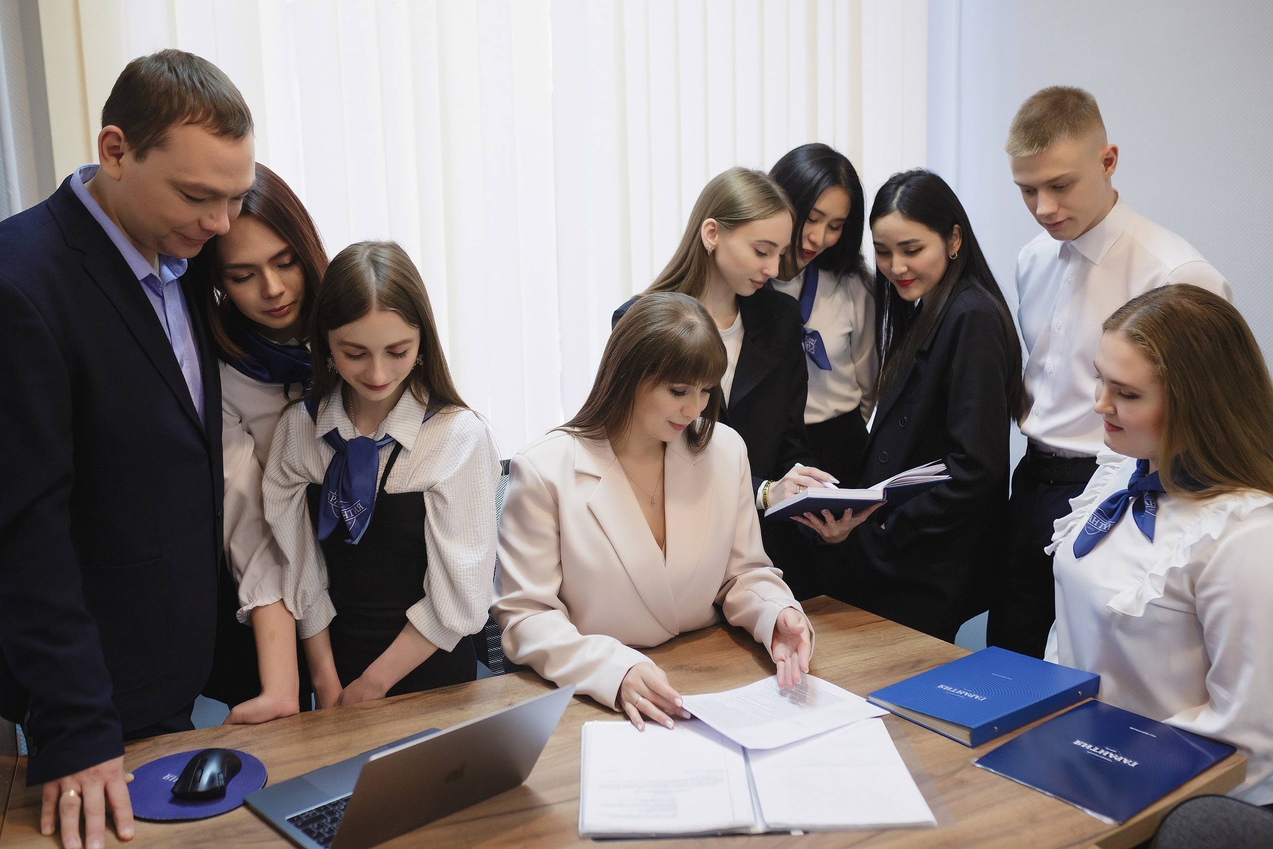 ДЕЛОВЫЕ. Roman Photo