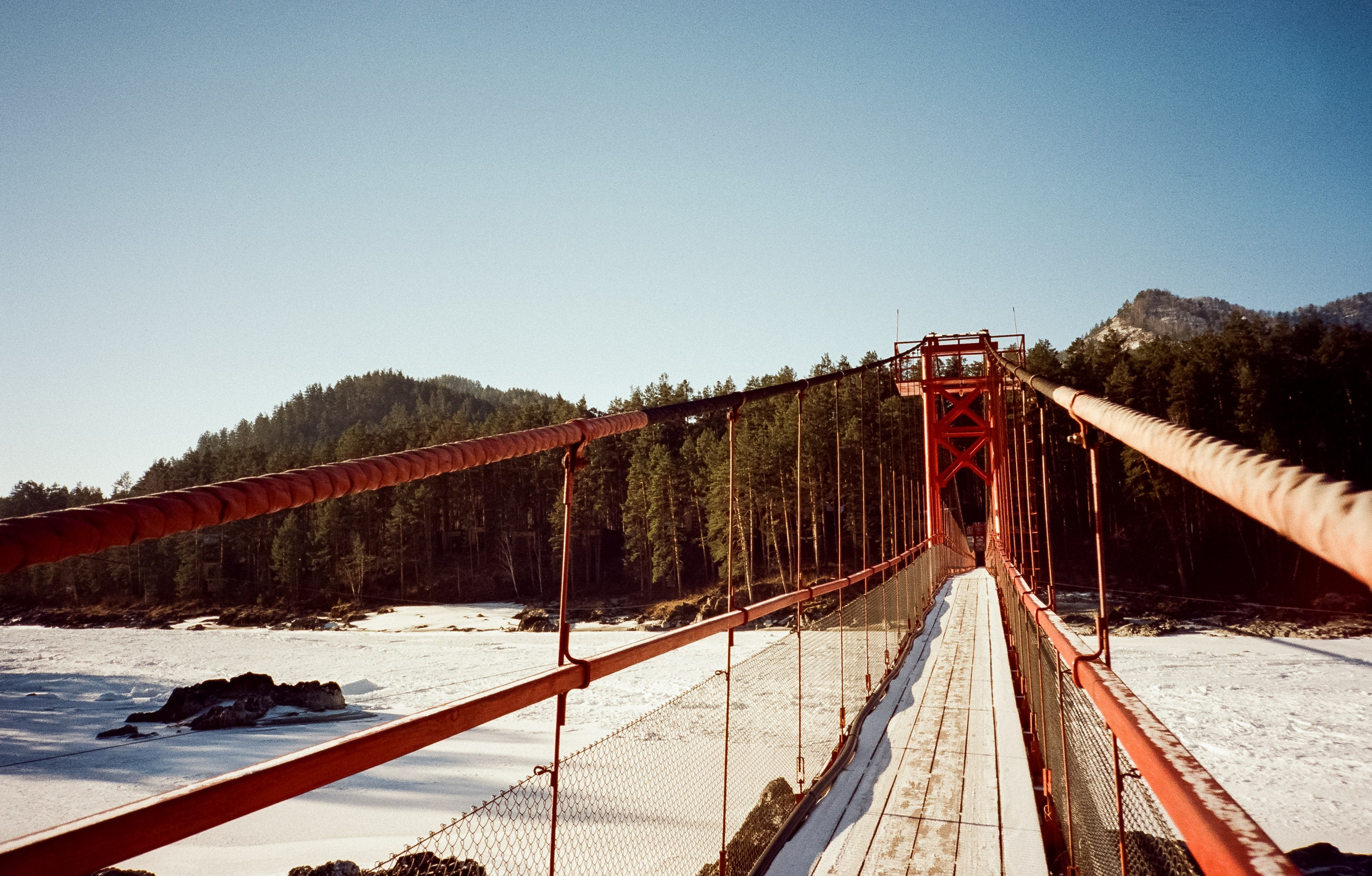 Подвесной мост Царская охота и база Белые скалы. Ледяная Катунь на сол. Фотограф-документалист Мария Осокина