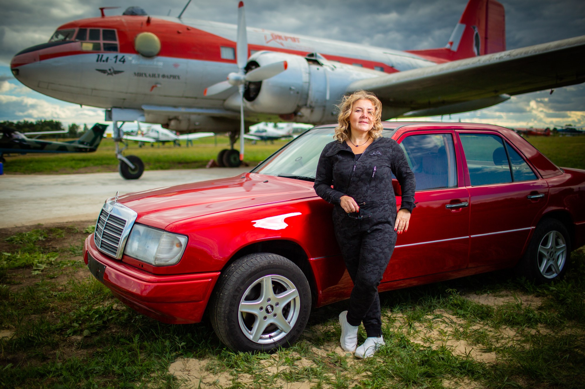 Фотосъёмка с автомобилями на аэродроме. Авиационная техника для кино, рекламы и фотосессий