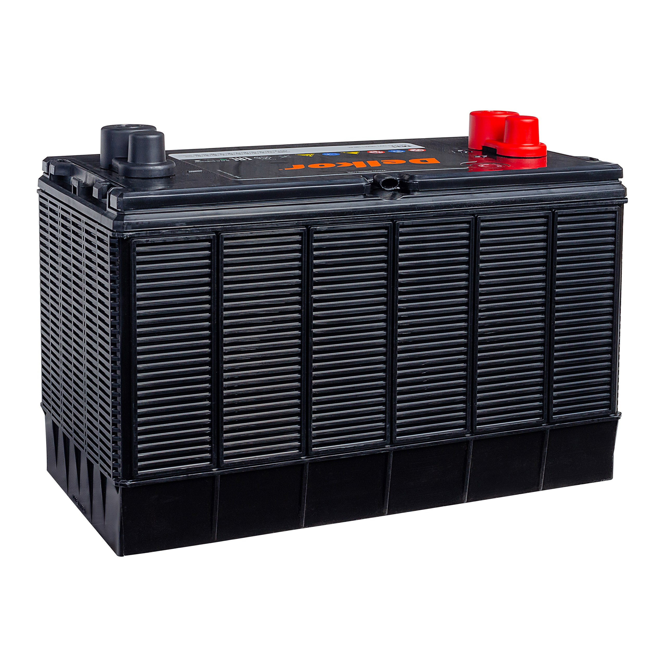 предметное фото грузового аккумулятора на белом фоне