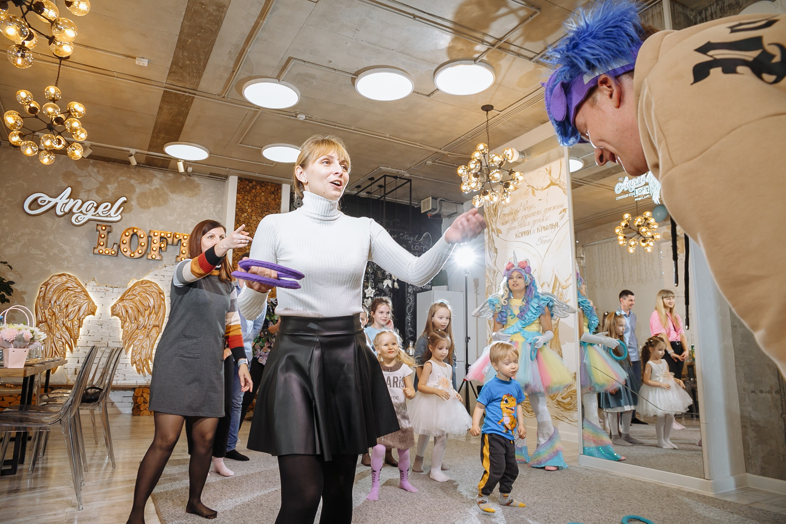 Насте 5 лет, дети играют в Ангел лофт. Событийный фотограф Максим Бескоровайновнов