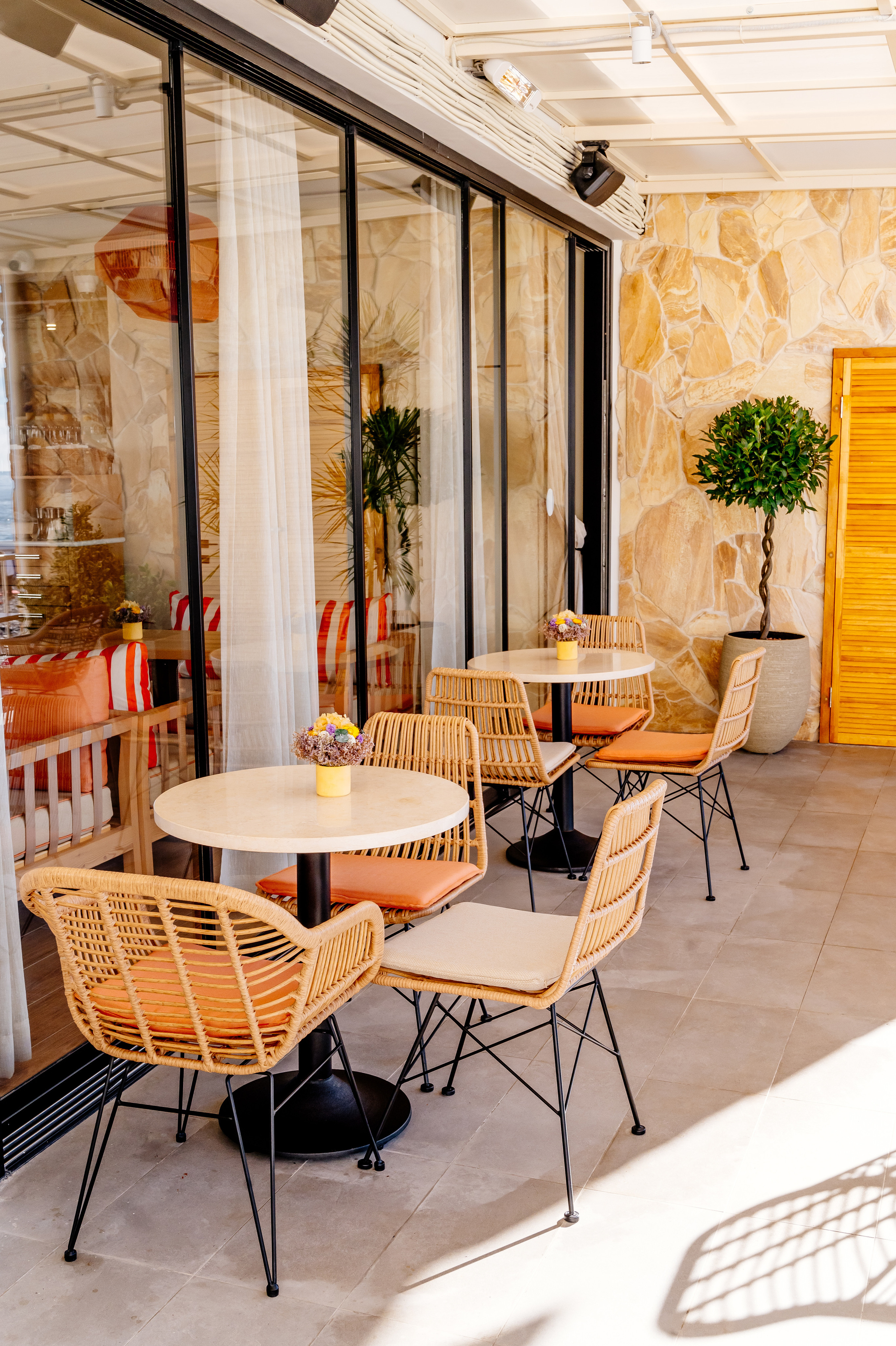 Интерьер ресторана. Свадебный и семейный фотограф в Сочи Никита Пищов