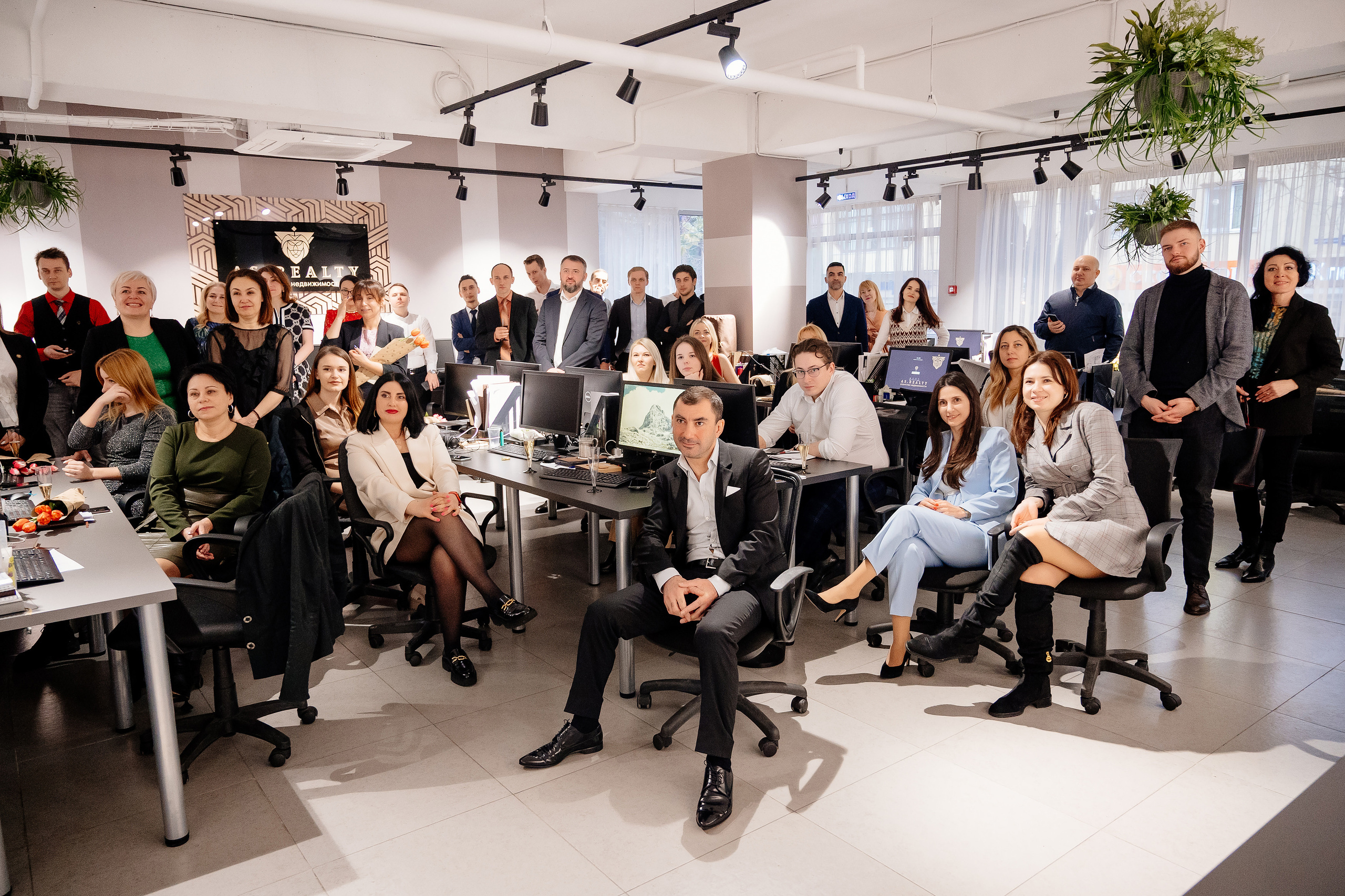 8 Марта в A.S. Realty. Свадебный и семейный фотограф в Сочи Никита Пищов