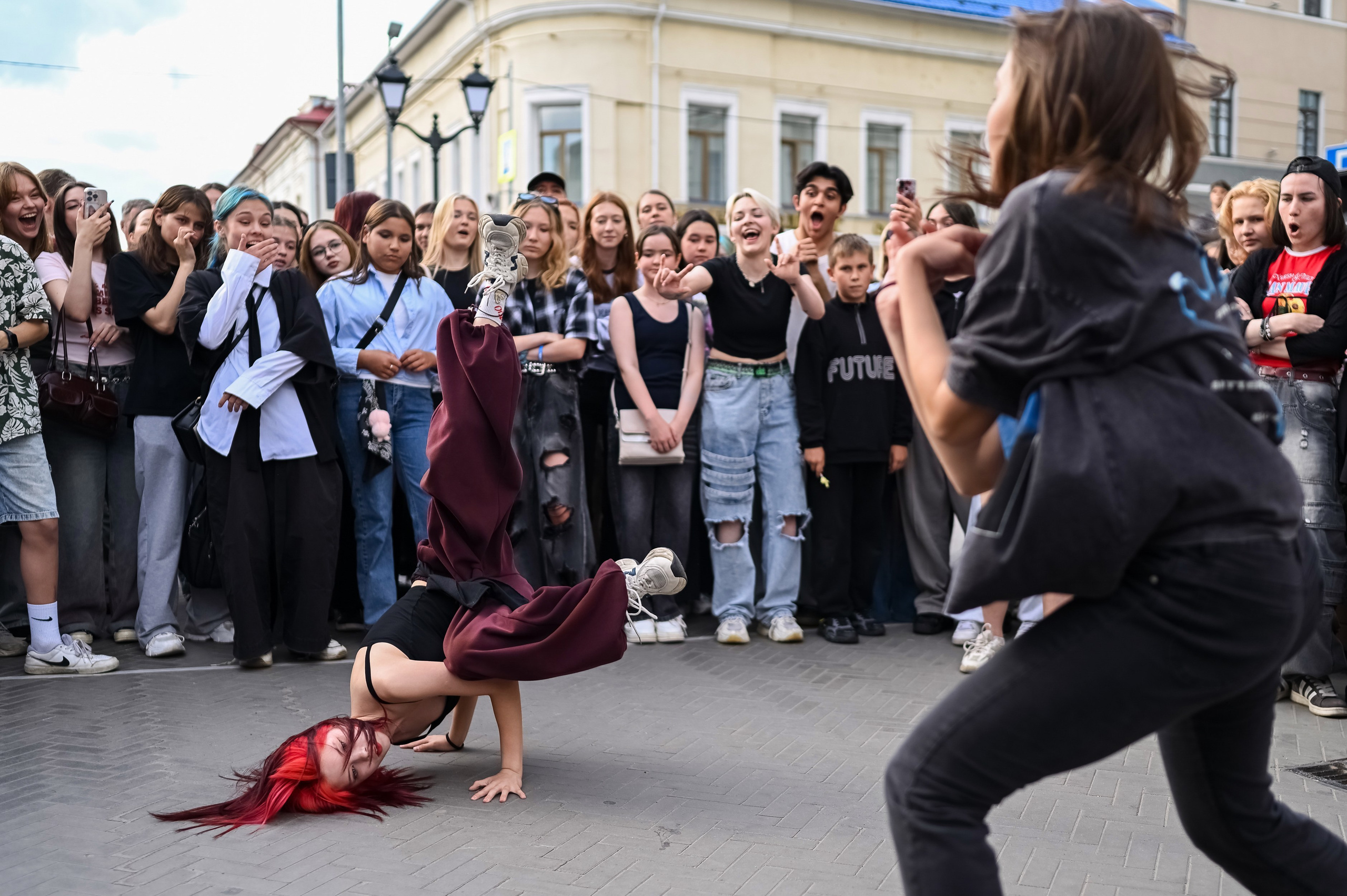 Репортажная фотосъемка танцевального события и активностей участников для ресторана корейского стрит-фуда HOT POT в Казани