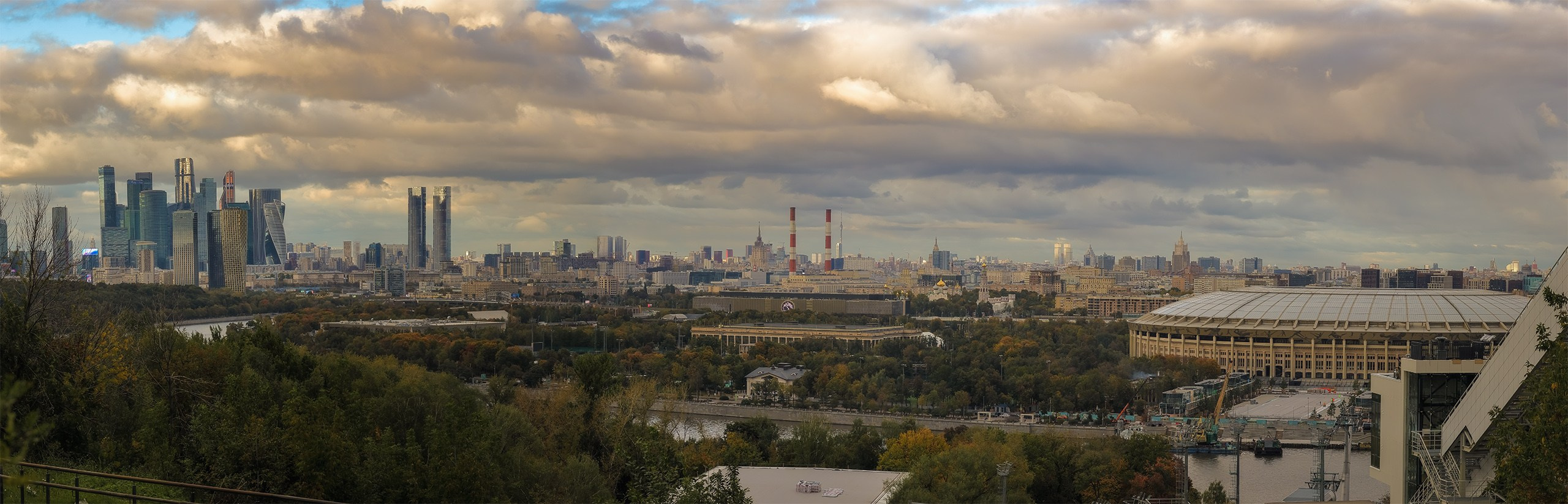 Панорамный вид Москвы с Воробьевых гор