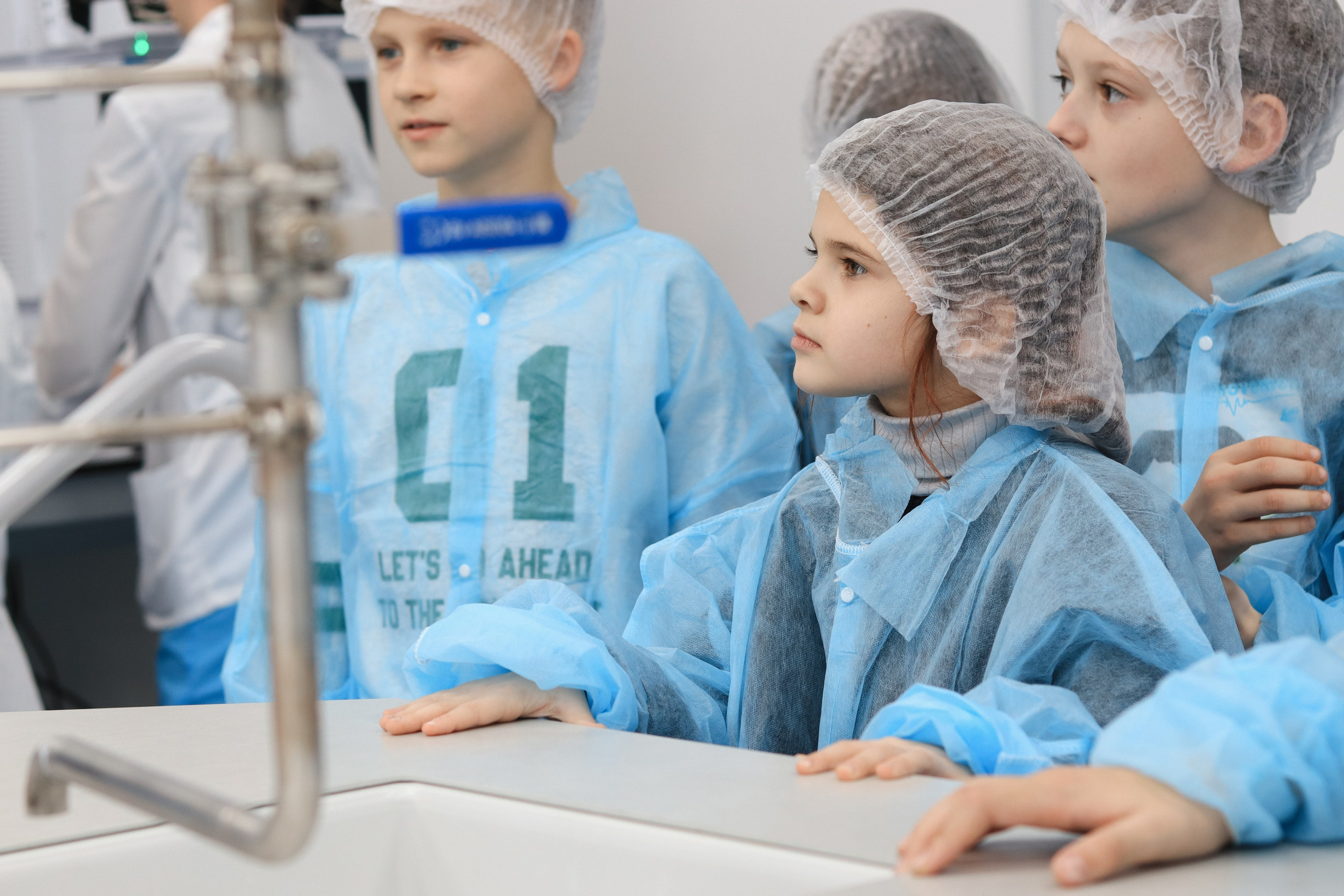 Экскурсия на фармацевтический научно-производственный комплекс «Велфарм-М» для детей сотрудников. Репортажный фотограф в Москве и Зеленограде Karina-vozd