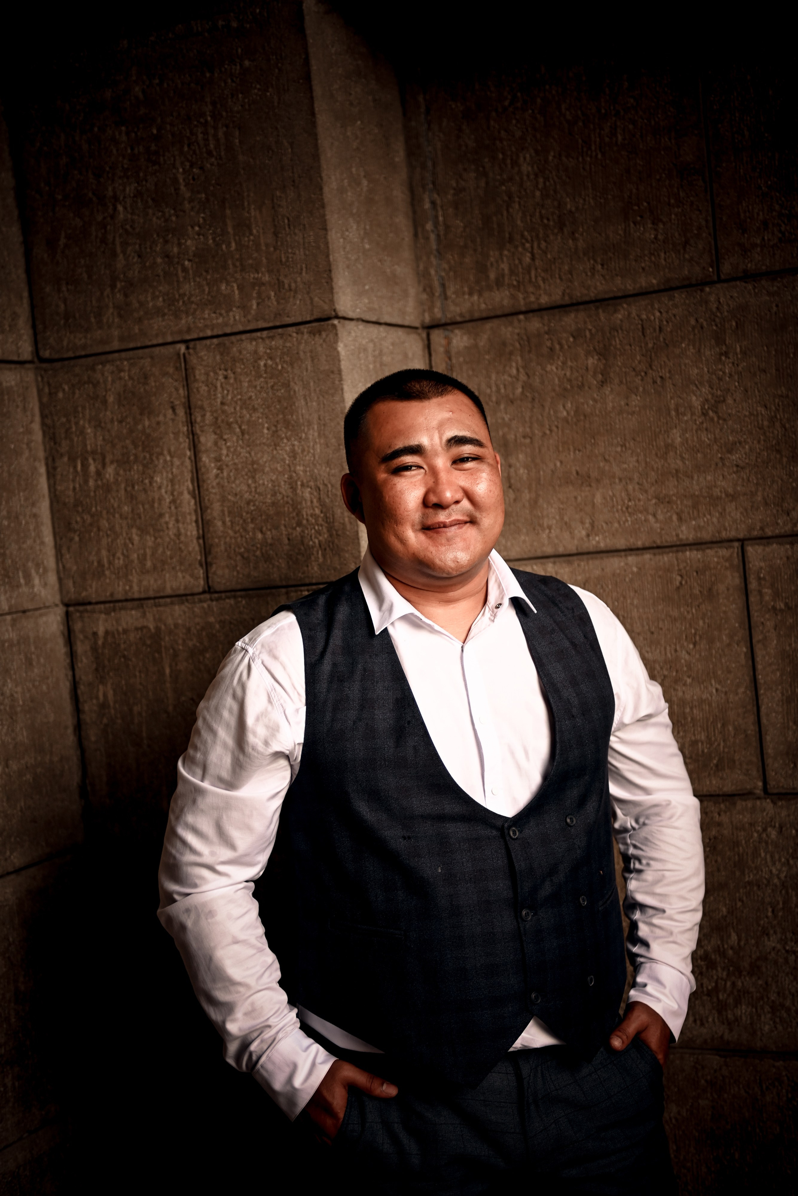 Небольшая свадебная серия в музее и прогулкой под дождем Эльмиры и Ризата. Свадебный, семейный, детский, контент фотограф в Омске Максим Ильин