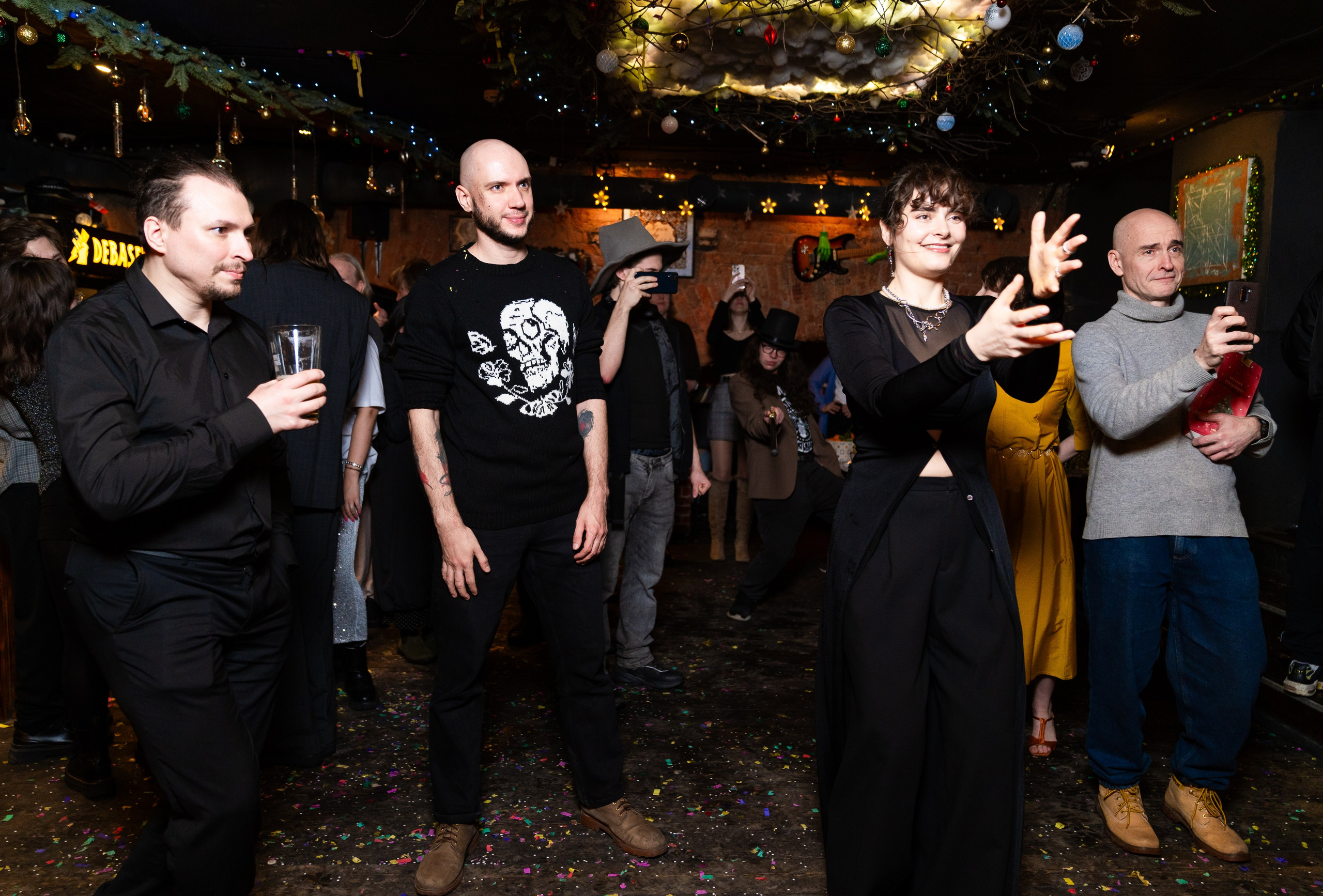 Новый год 2026. Новогодняя ночь 2026 в баре Дебошир (Debaser). Репортажный, street и urban фотограф в Санкт-Петербурге Мальцев Евгений