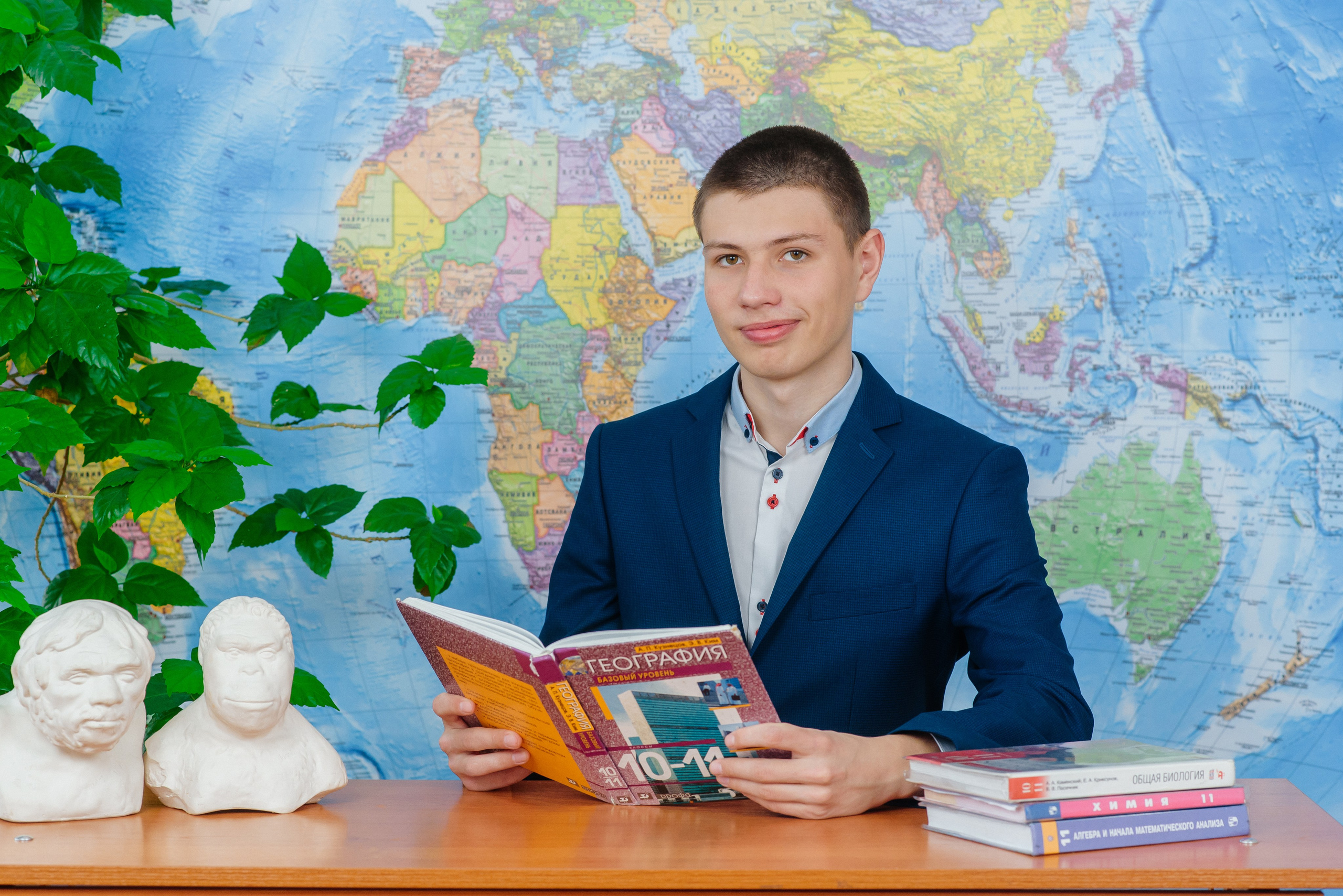 На фоне карты. Семейный фотограф в Барнауле