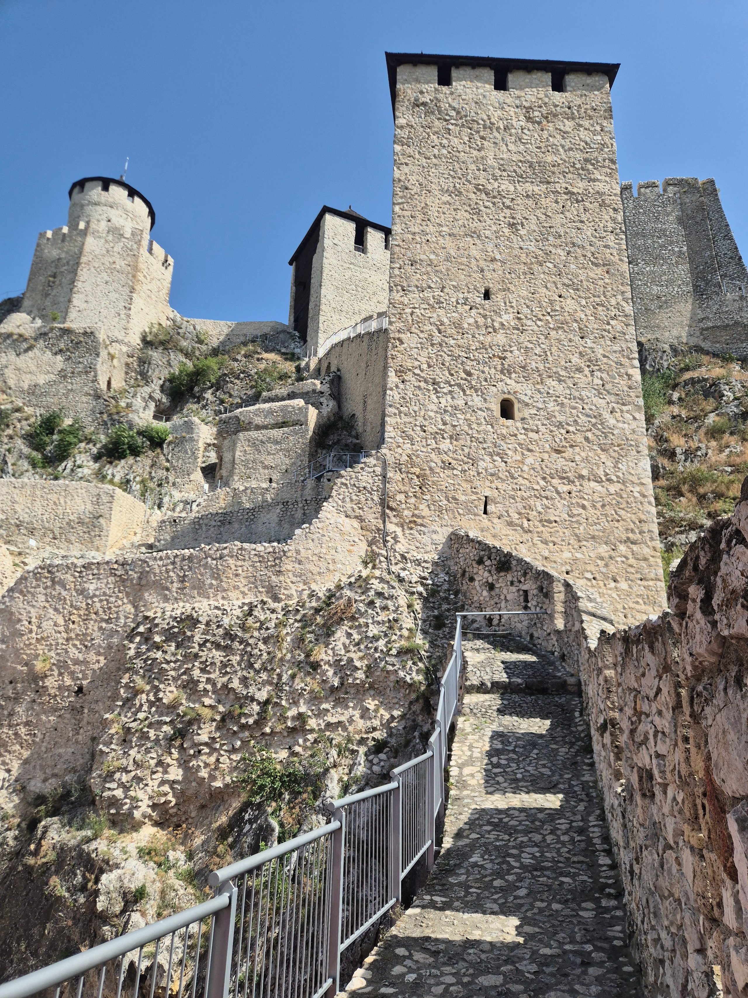 Не смотря на сильный ветер жара припекала. В паре километров от крепости увидели городской пляж и отправились опробовать водую "Голубого Дуная"