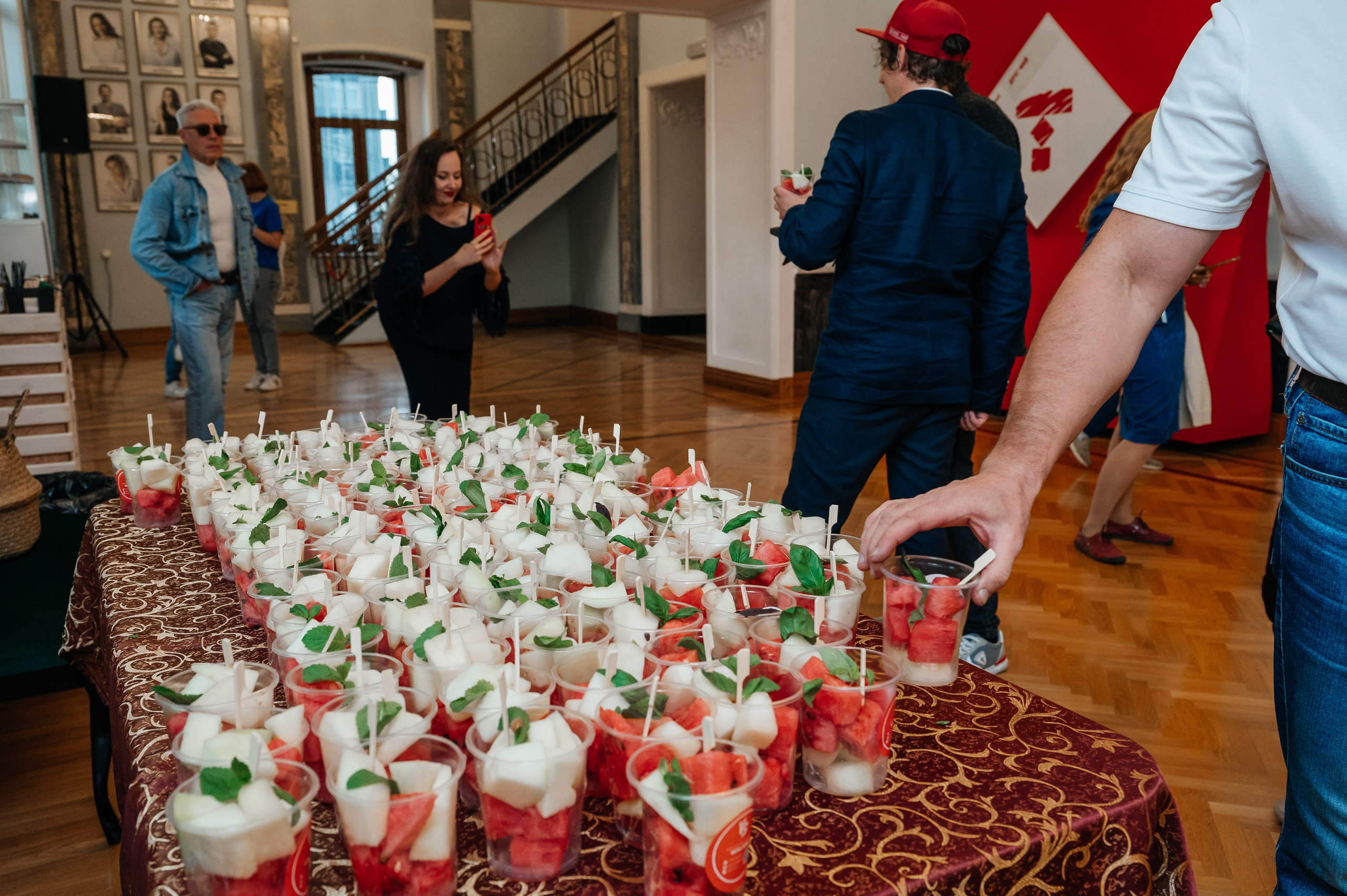 Открытие выставки Кати Васильевой в Молодежном театре. Wedding and family photographer USA