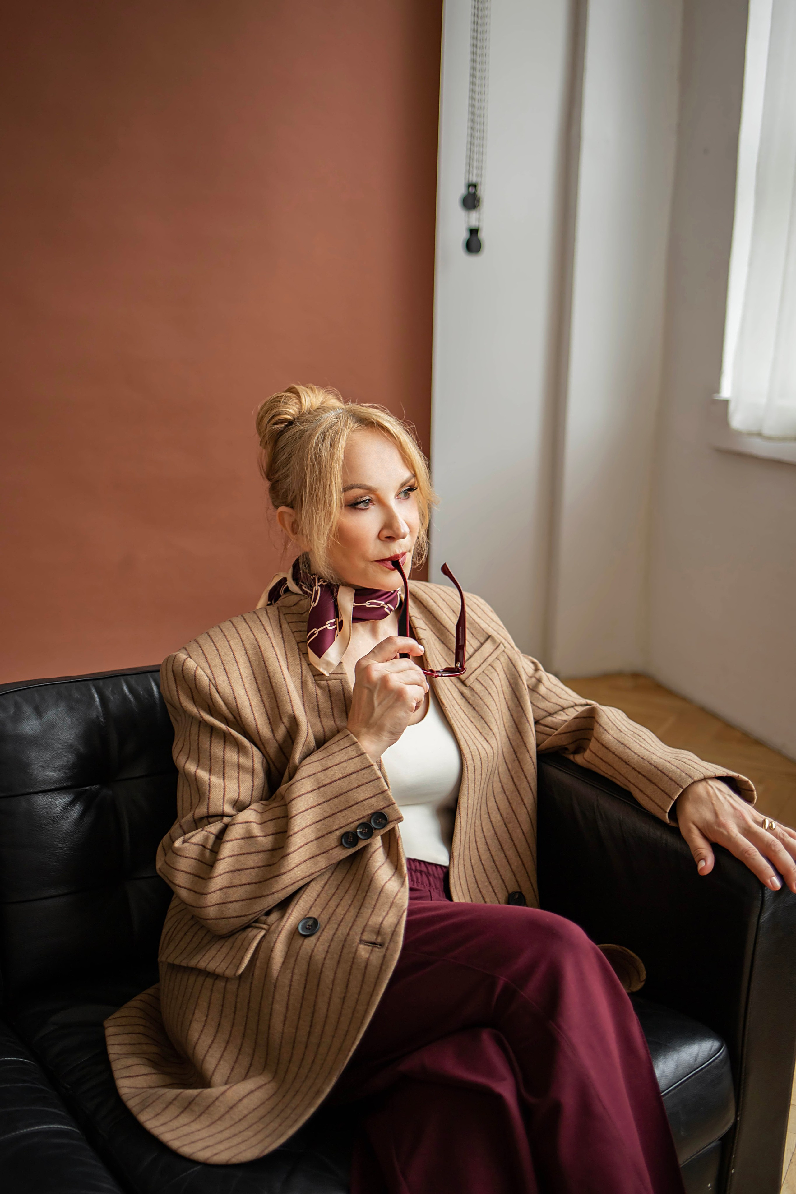 Студийное пространство в Питере в стиле лофт со стеной коричневого цвета и естественным светом