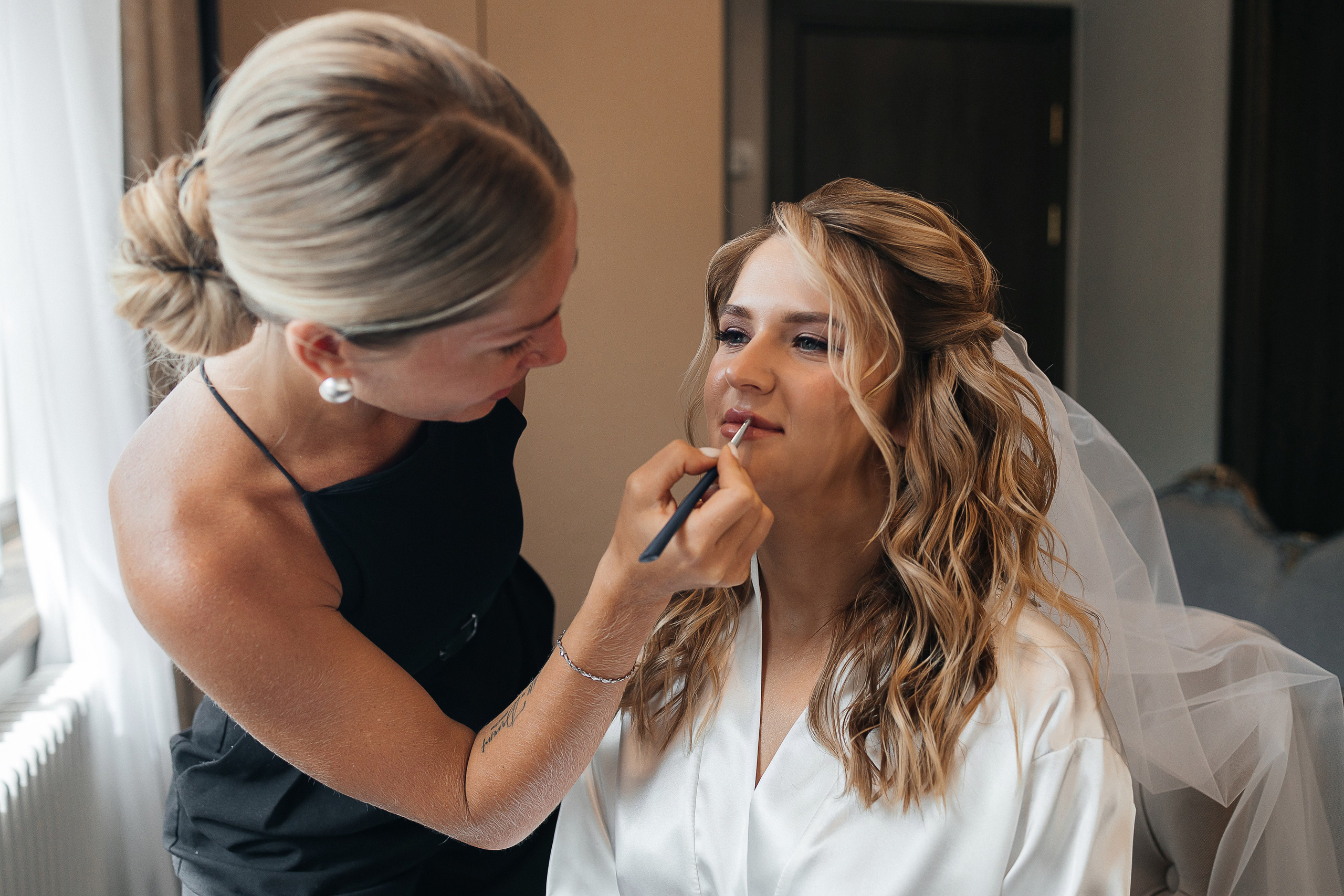 Трогательная выездная церемония в уютном дворике отеля. Олег Сверчков | Свадебный фотограф Вологда