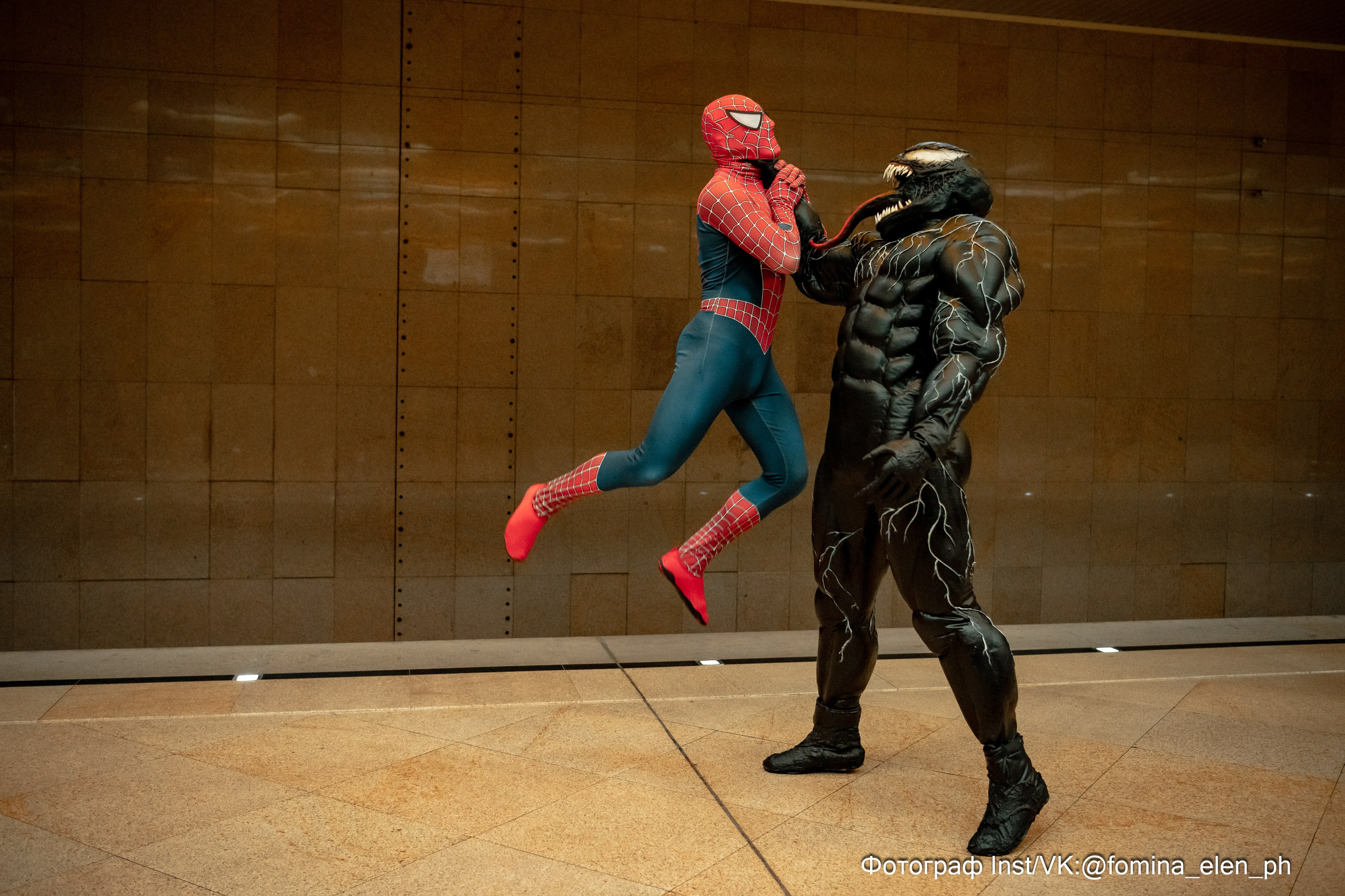 Человек паук и Веном в метро ЕКБ. Фомина Елена Свадебный и семейный фотограф