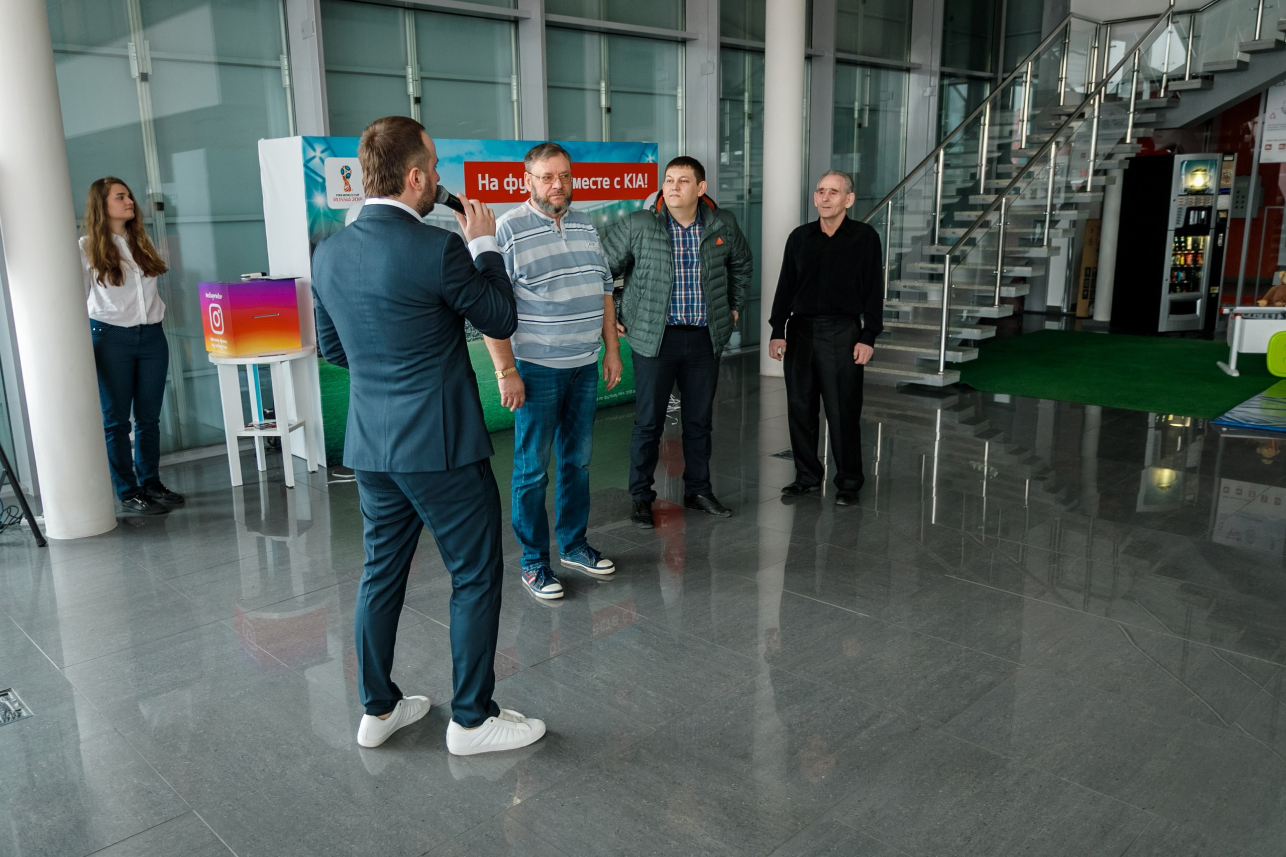 Розыгрыш билетов на ЧМ по футболу FIFA @ Киа Центр. Репортажный фотограф Максим Полянский. Москва, Санкт-Петербург, Красноярск