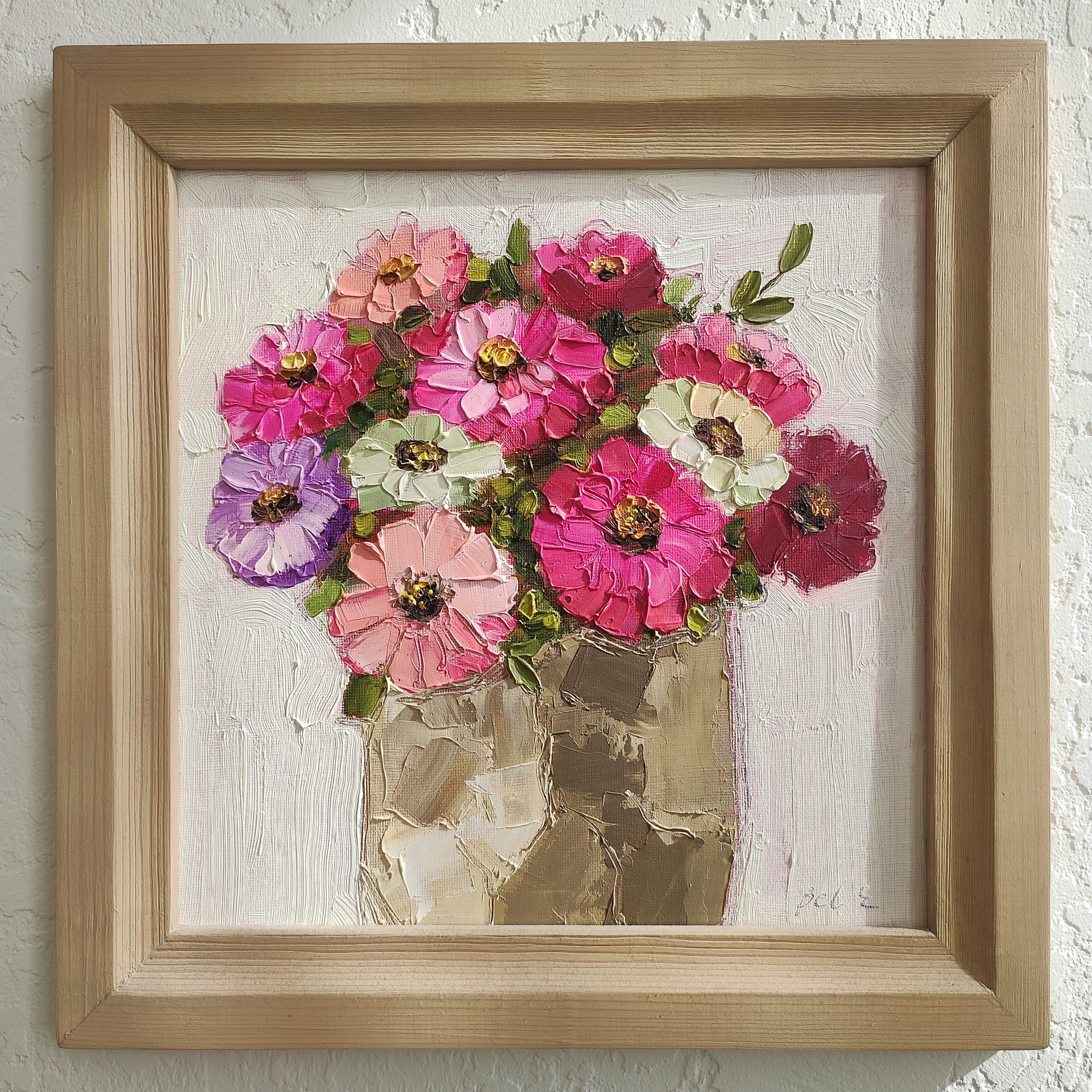 Яркая мастихиновая живопись — букет розовых и красных цветов на светлом фоне.