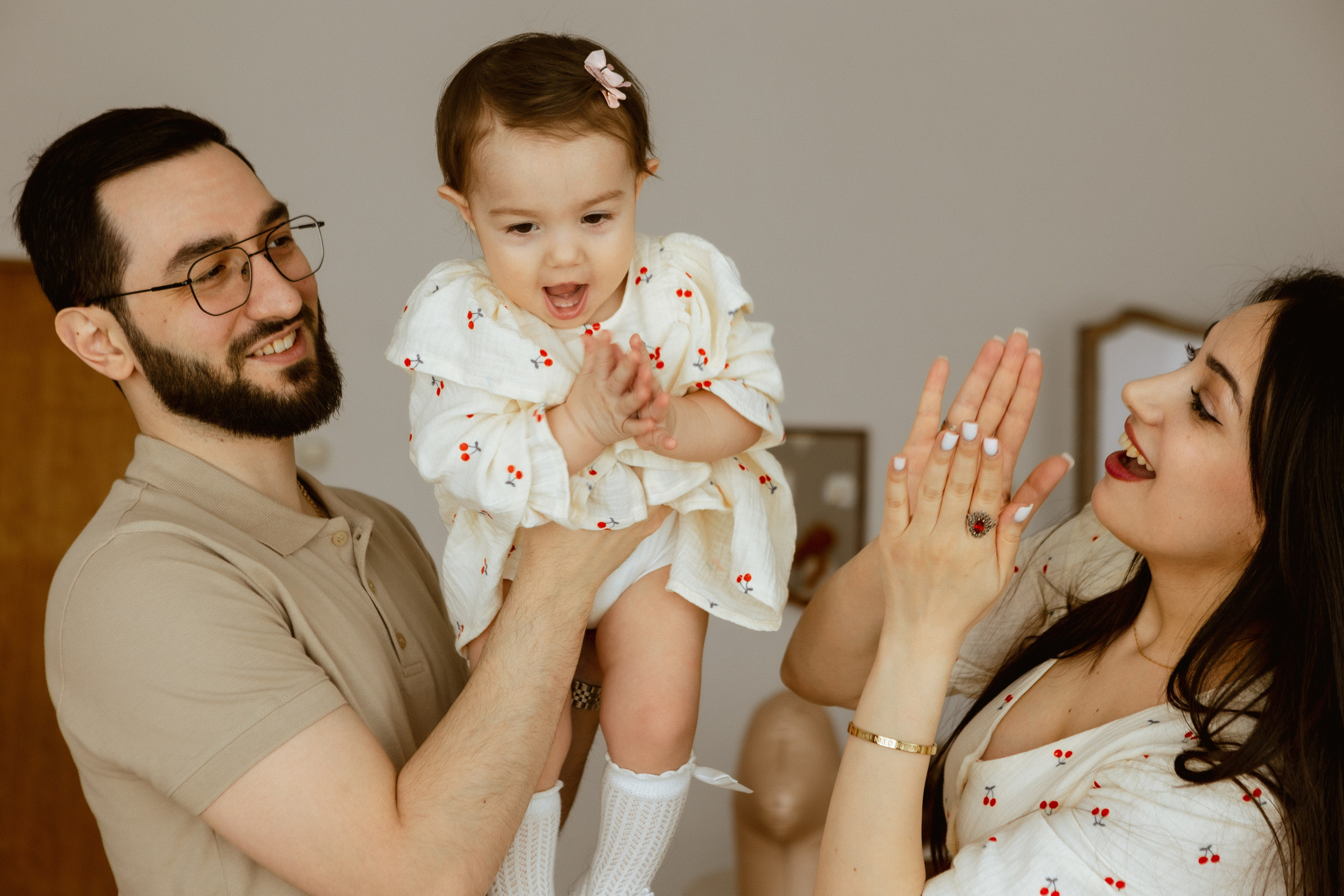 нежная семейная фотосессия с годовалой дочкой в студии, семейный фотограф в Москве