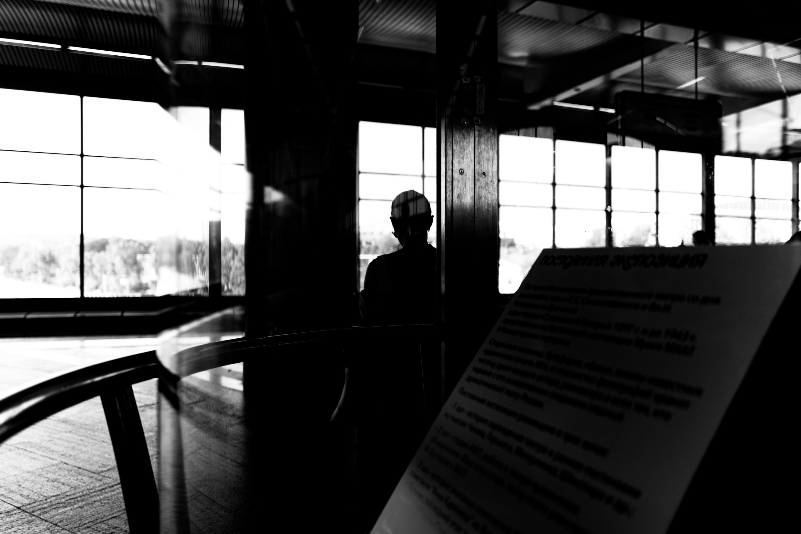 Силуэты в метро на станции Воробьевы горы