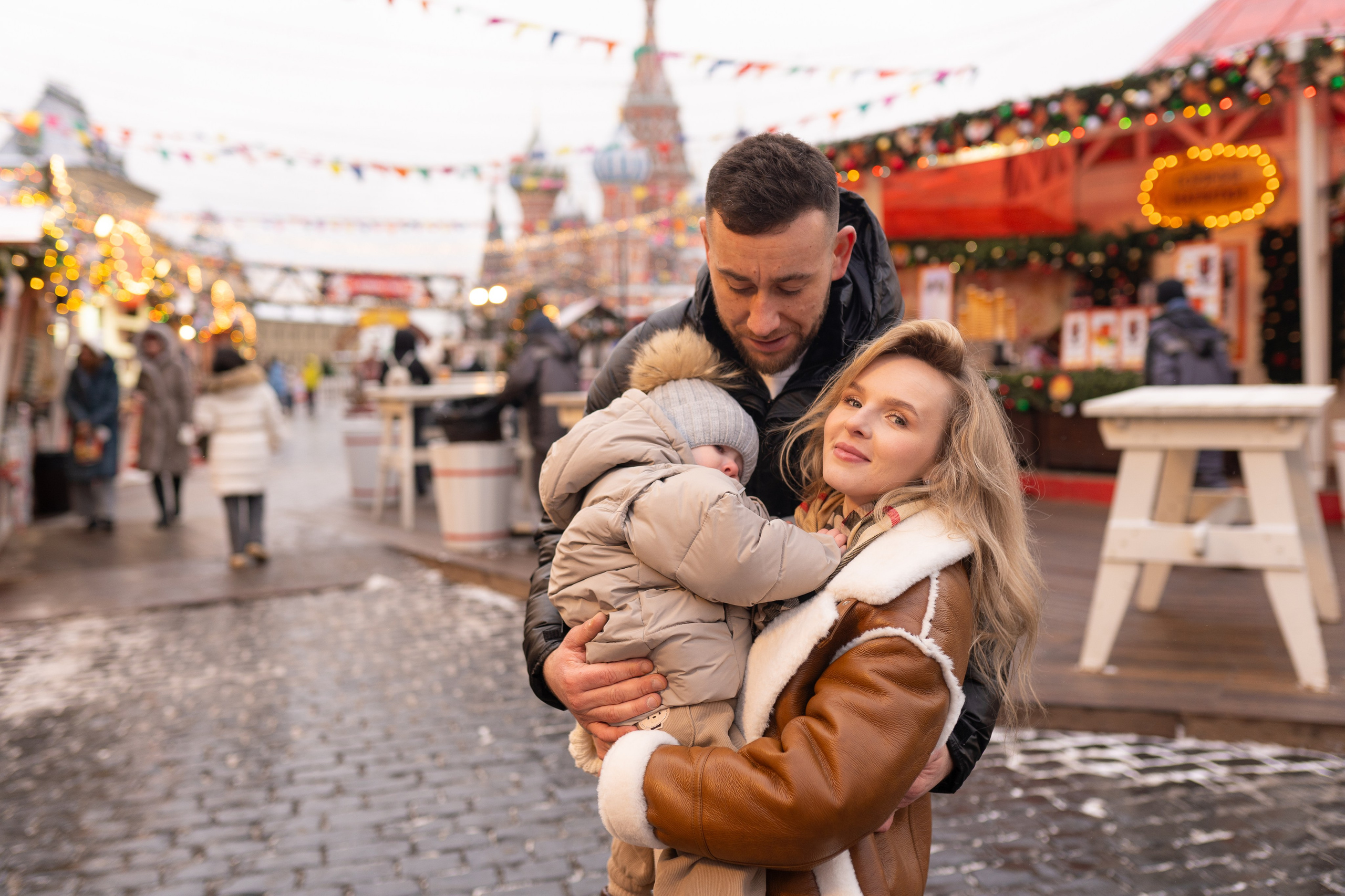 Павел, Егор и Наталия на ГУМ Ярмарке. Свадебный фотограф в Москве Анна Полушина