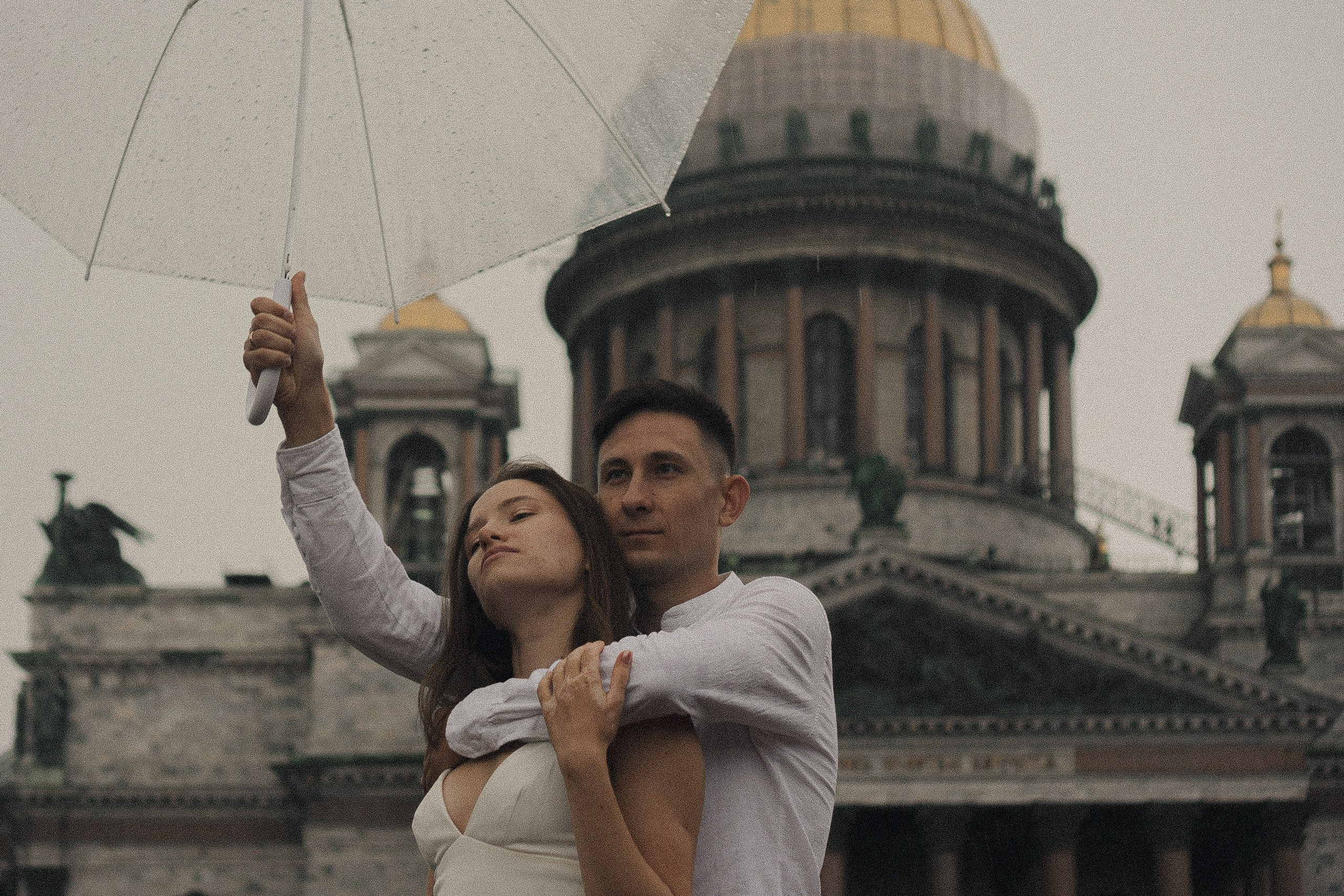 СВАДЕБНАЯ ФОТОСЕСИСИЯ В МЕТРО И ВОЗЛЕ ИСАКИЕВСКОГО СОБОРА В ДОЖДЬ. Профессиональный фотограф, Санкт-Петербург — Виктория Богомолова