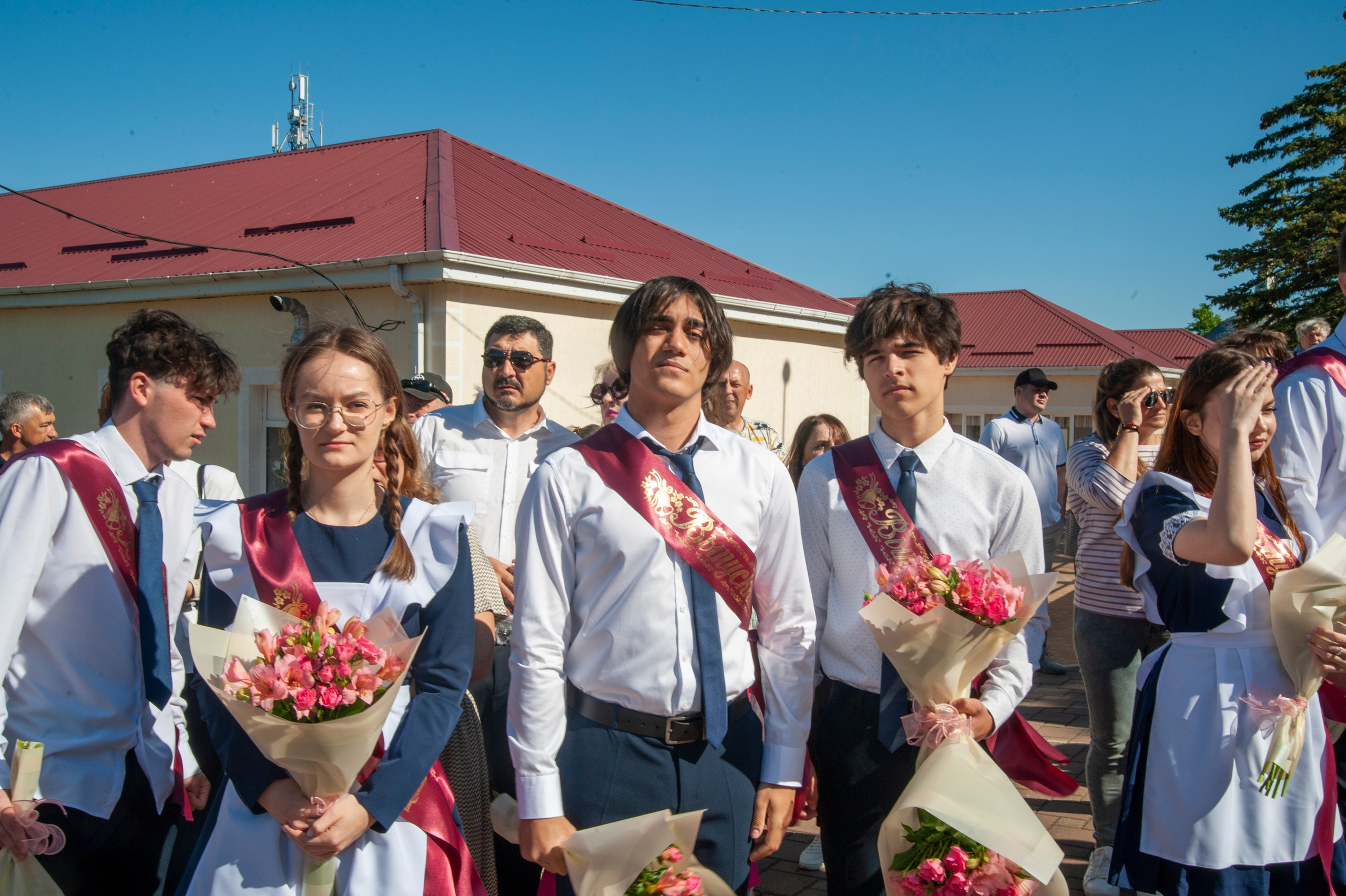 Последний Звонок МАОУ СОШ № 17 им. Эдуарда Есаяна — Архипо-Осиповка. Свадебный и семейный фотограф Денис Лукьянов в Краснодаре, Краснодарском крае и Республике Крым