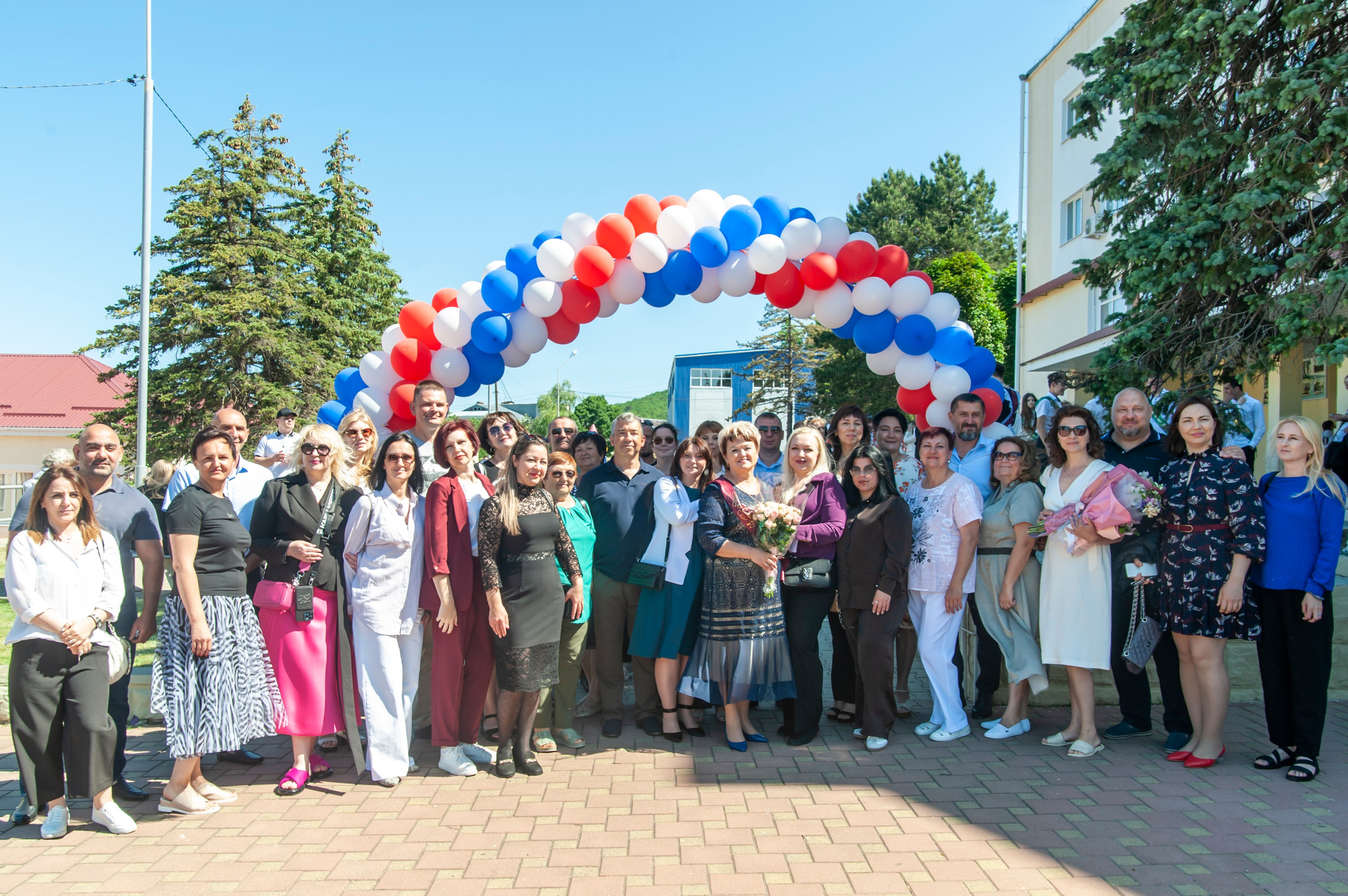 Последний Звонок МАОУ СОШ № 17 им. Эдуарда Есаяна — Архипо-Осиповка. Свадебный и семейный фотограф Денис Лукьянов в Краснодаре, Краснодарском крае и Республике Крым