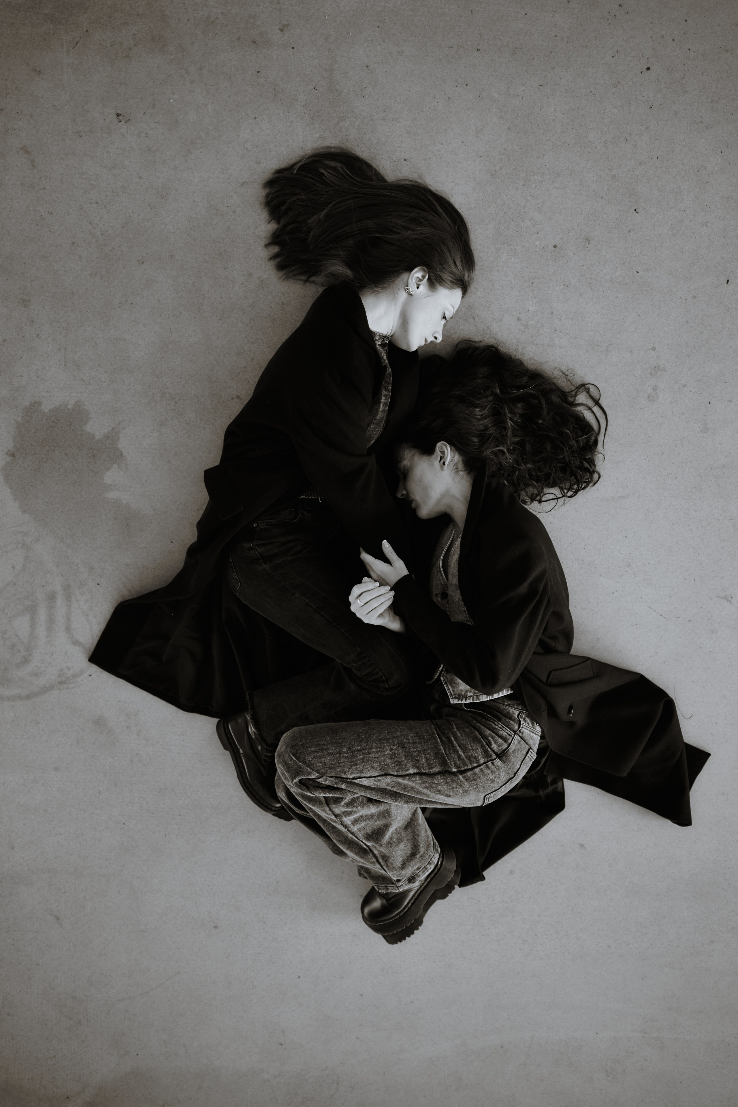 Две девушки на бетонном полу, взаимодействуют с друг с другом. Виктория Брызгалова и Анна Пижонкова