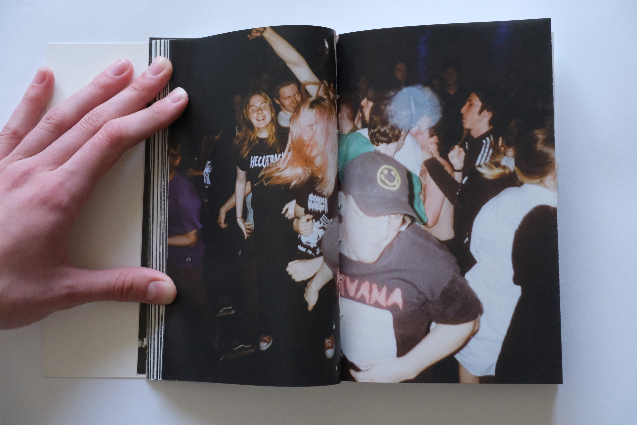 Липкий пол [книга]. Аня белка — художница и фотограф