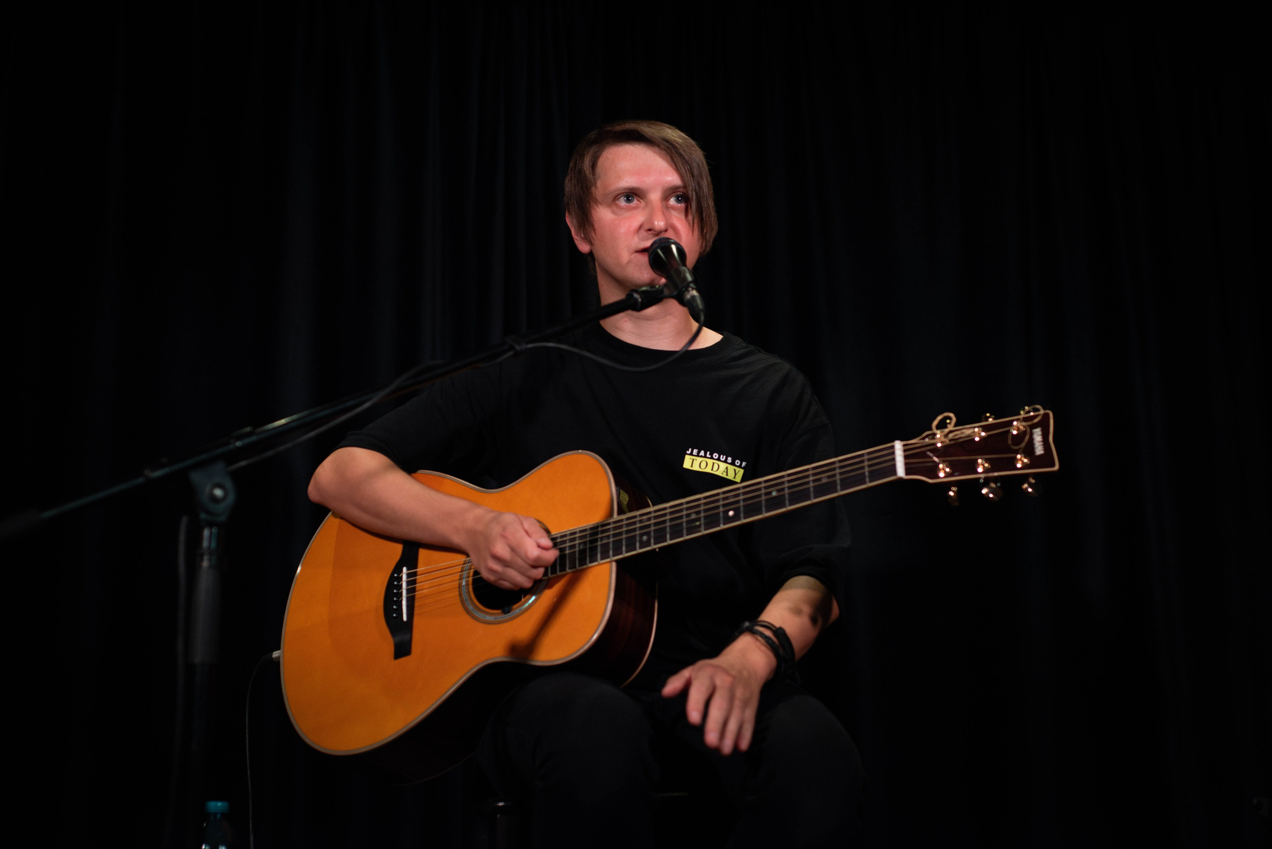 Лёва Сазонов (1 августа 2024 года, Москва, арт-кафе Пушкарёв). Фотограф Светлана Блинова, Москва и Московская область