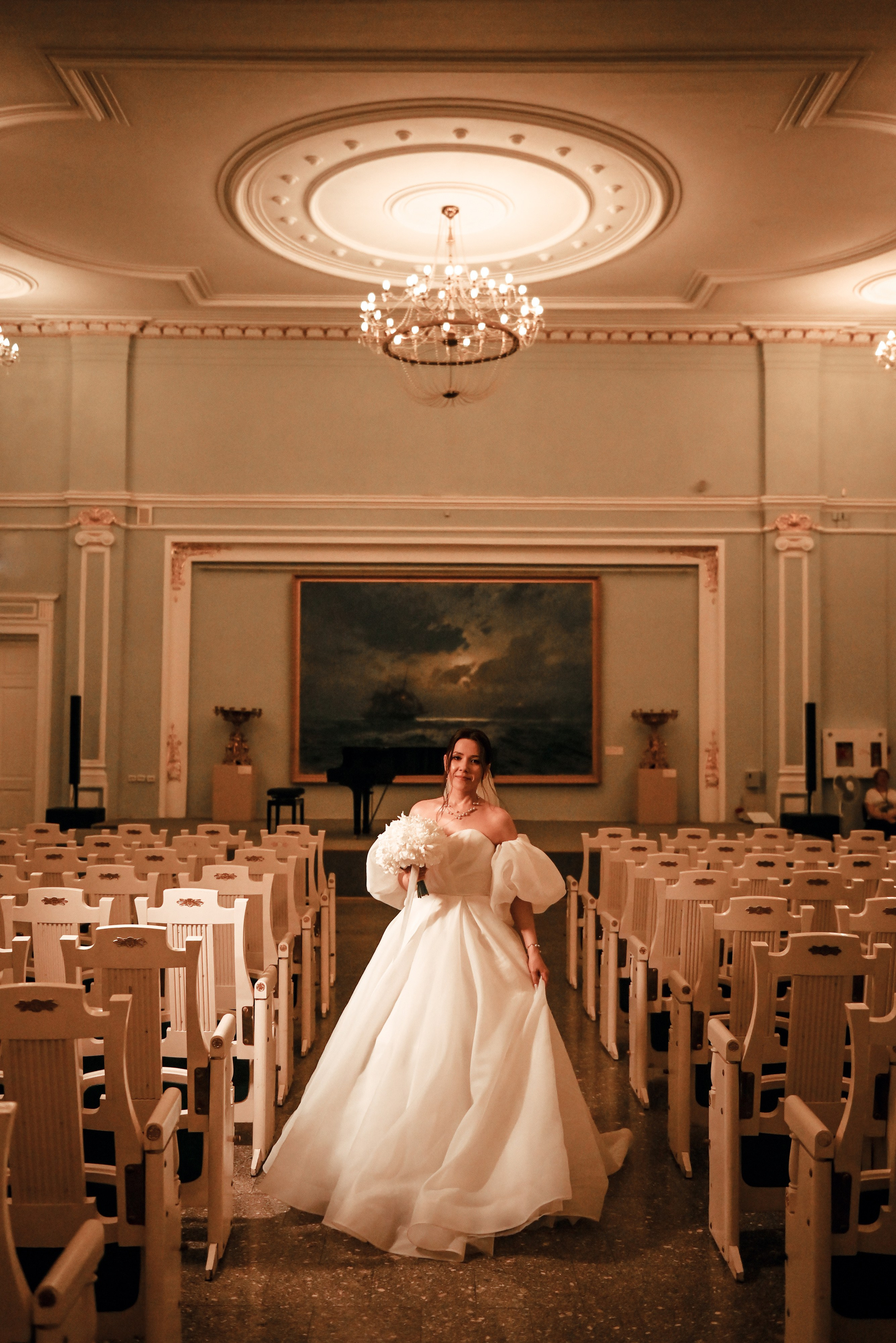 Небольшая свадебная серия в музее и прогулкой под дождем Эльмиры и Ризата. Свадебный, семейный, детский, контент фотограф в Омске Максим Ильин