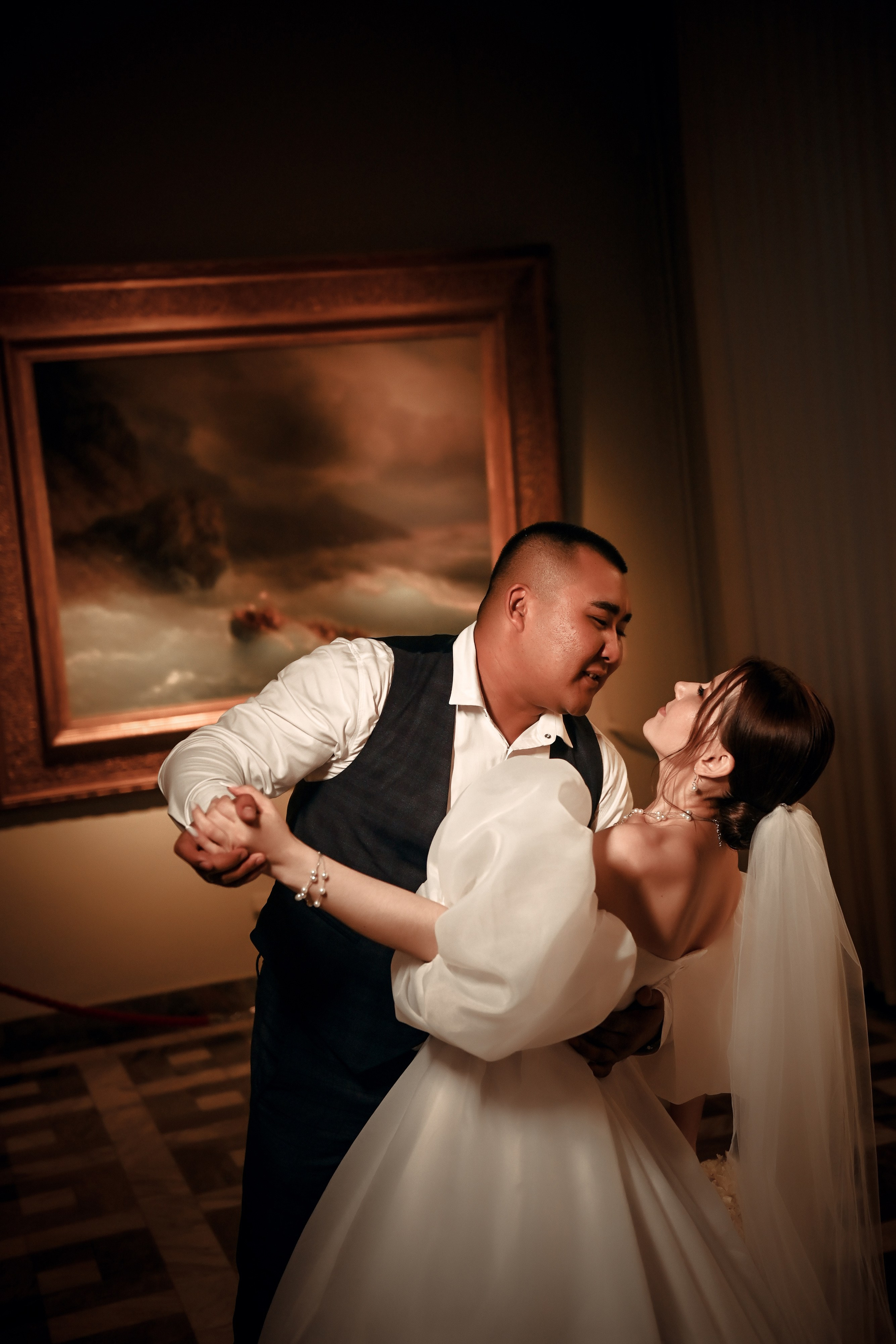 Небольшая свадебная серия в музее и прогулкой под дождем Эльмиры и Ризата. Свадебный, семейный, детский, контент фотограф в Омске Максим Ильин