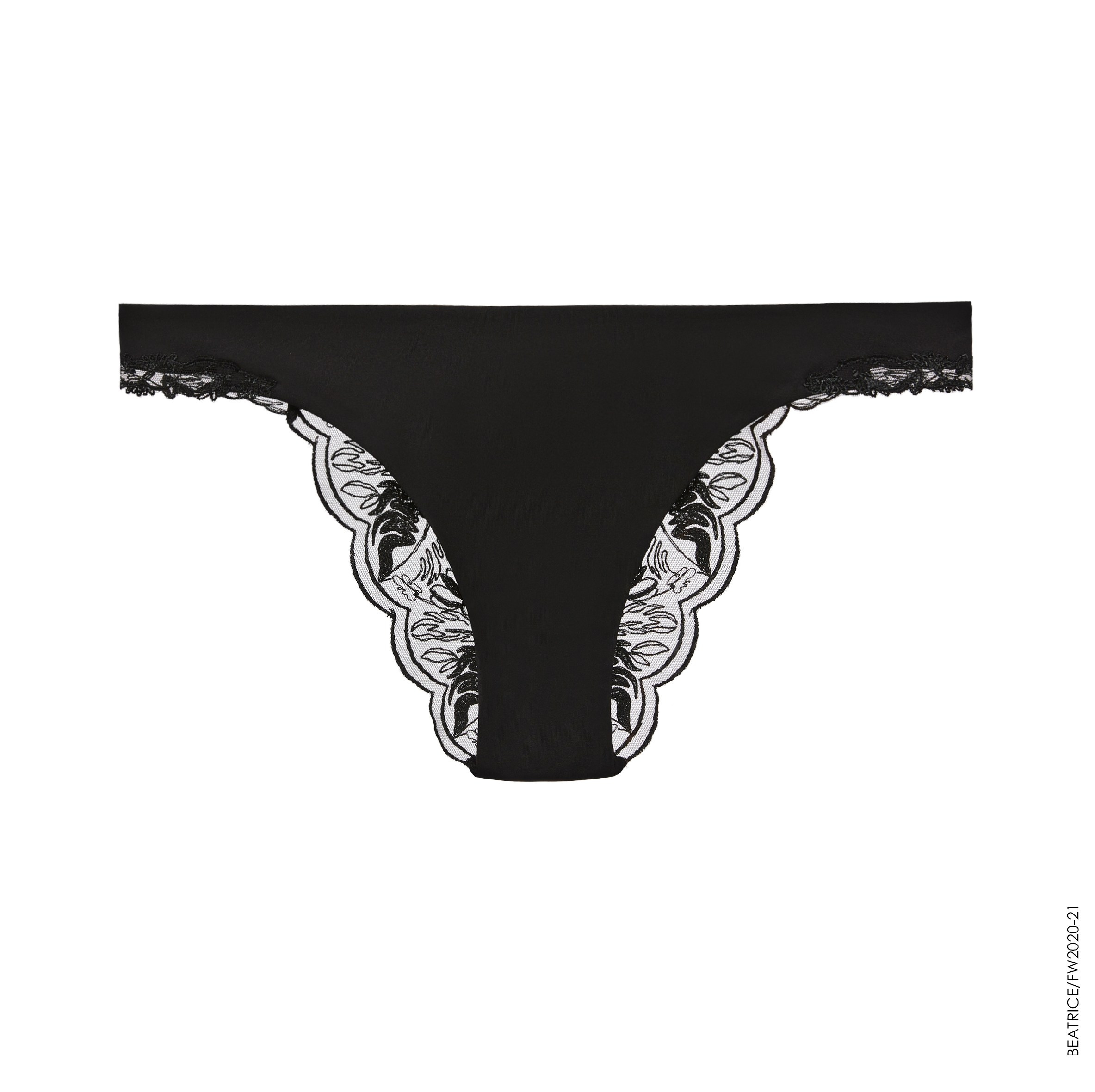 Предметная фотосъёмка женского белья — кружевные чёрные трусики крупным планом, студийное освещение.